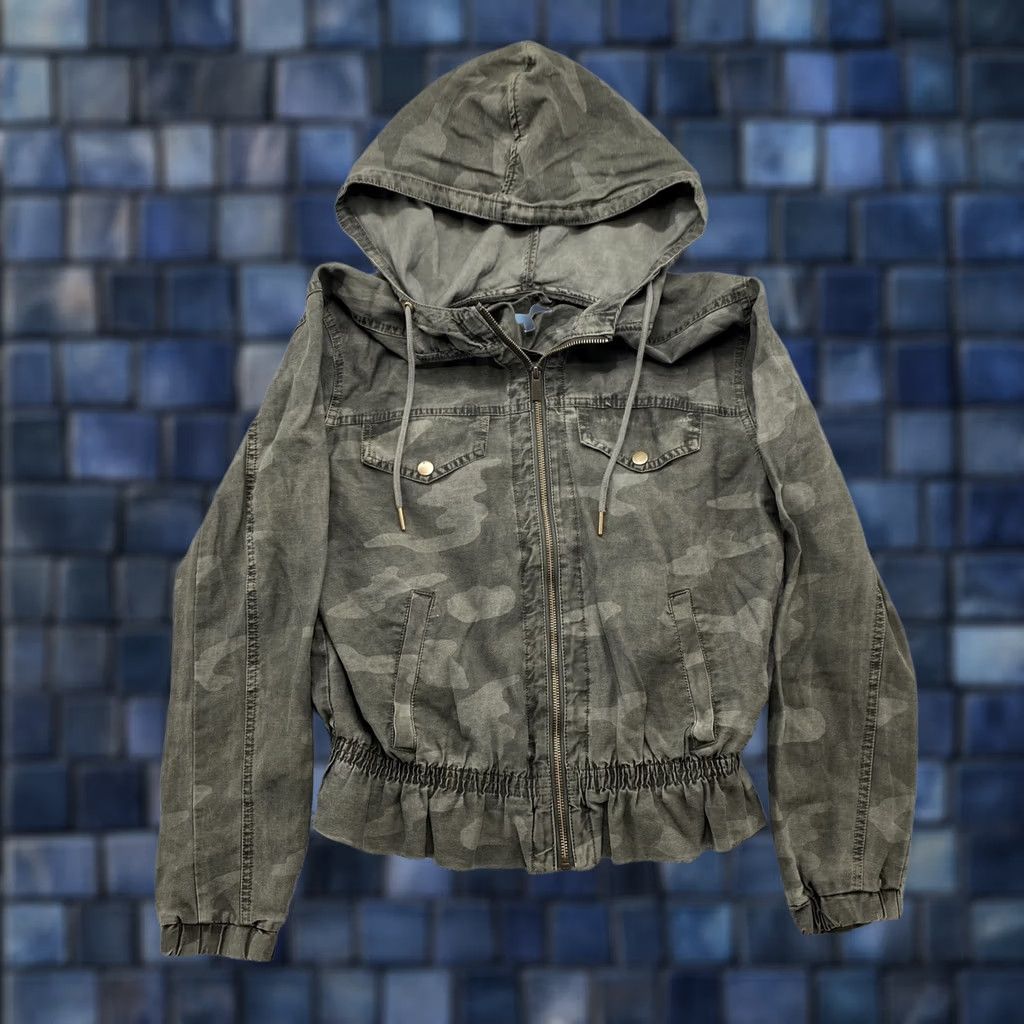 Vintage Maurices Women’s Rayon Full Zip Camo Hooded Jacket Size M Green Outdoor Military Jacket Size M / US 6-8 / IT 42-44 - 1 Thumbnail
