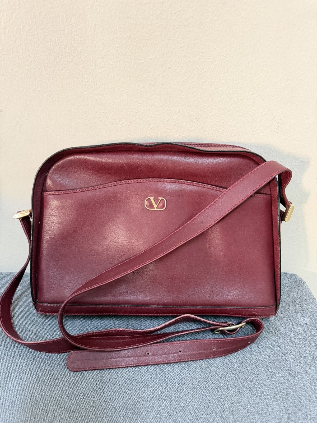 Undercover × Valentino Vintage 80s valentino leather sling bag Size ONE SIZE - 1 Thumbnail