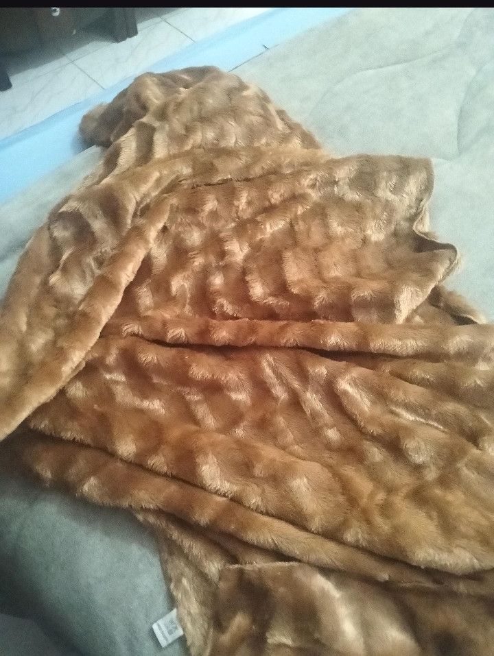Other Elegant Women's Faux Fur Shawl – Pre-owned Soft Winter Wrap Size ONE SIZE - 2 Thumbnail
