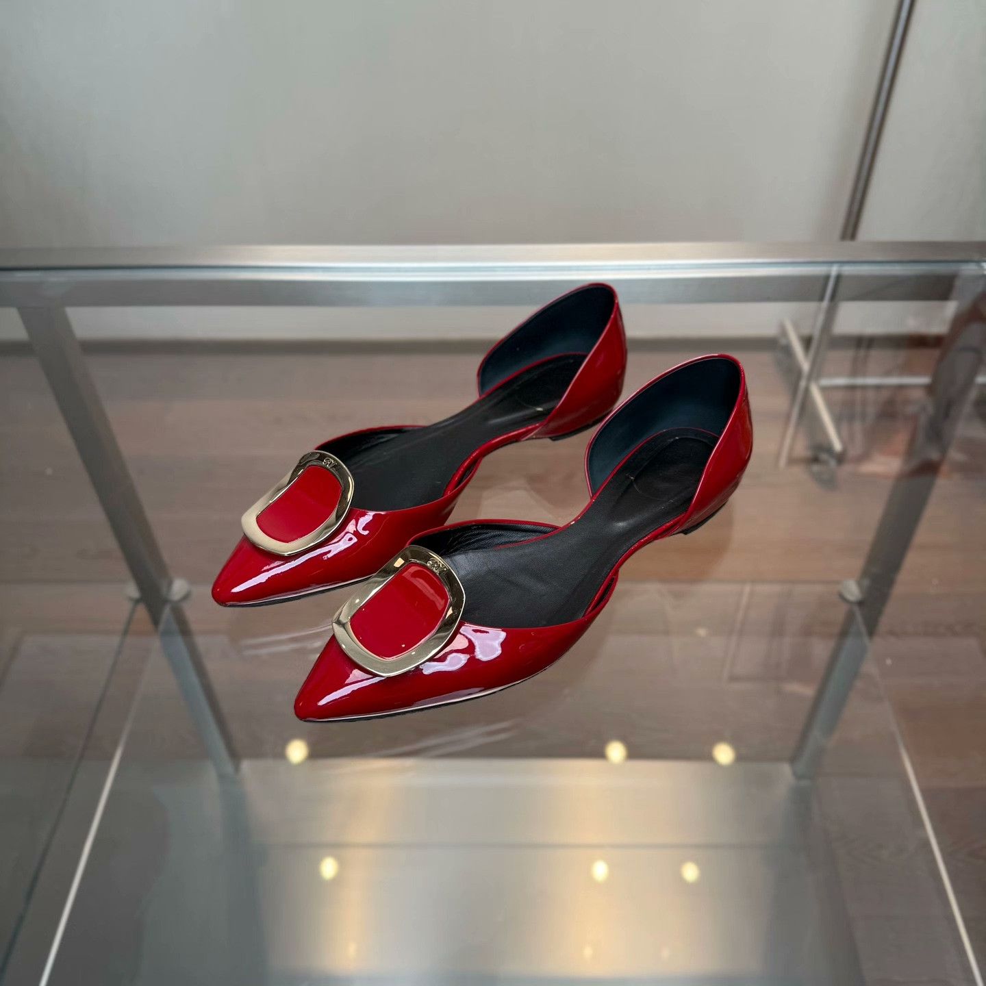 Roger Vivier Roger Vivier Retro Red Lowtop Sneakers 39 Women Size US 8.5 / IT 38.5 - 1 Thumbnail