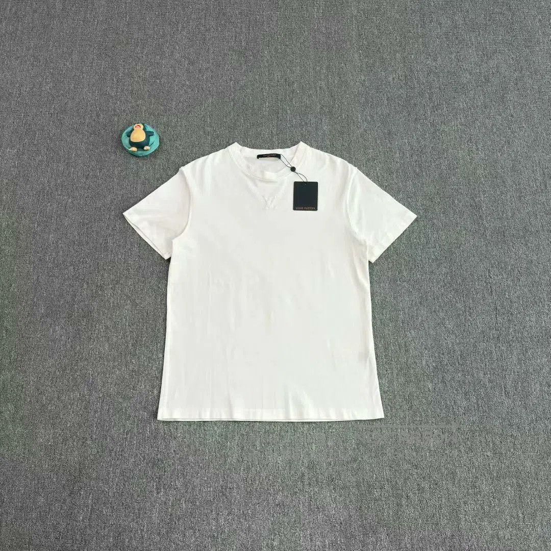 Louis Vuitton LV 25 Embossed Logo White Short-Sleeve. Size US M / EU 48-50 / 2 - 1 Thumbnail