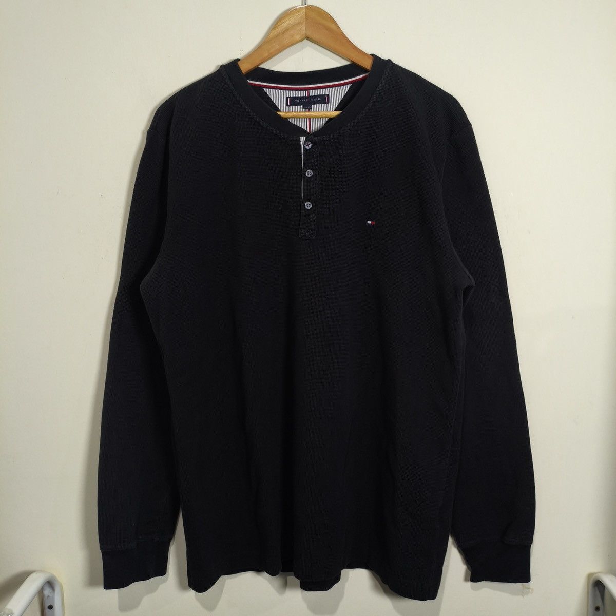 Tommy Hilfiger Tommy Hilfiger black long-sleeve thermal Henley shirt Size US XXL / EU 58 / 5 - 1 Thumbnail