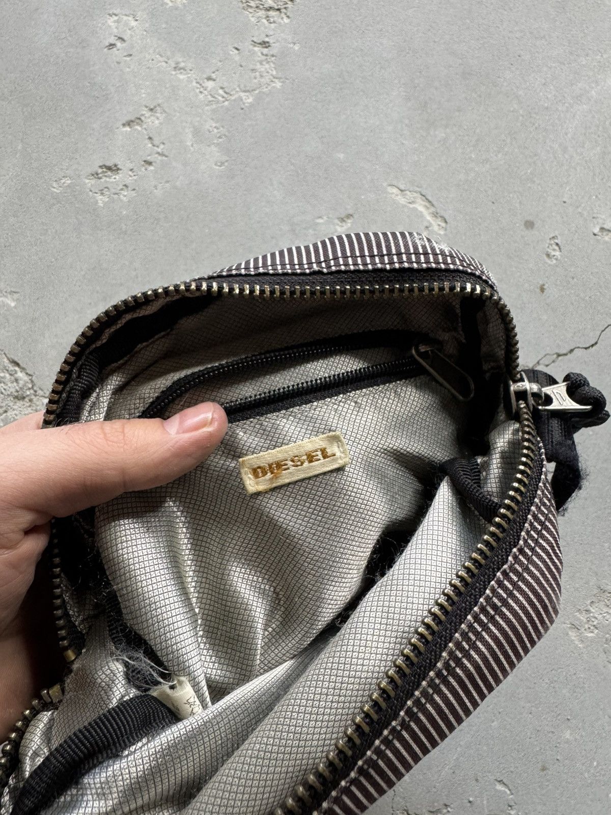 Diesel × Vintage Vintage y2k diesel messenger bag Size ONE SIZE - 4 Thumbnail