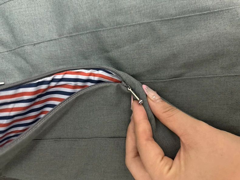 Thom Browne Thom Browne A sausage dog in a short pleated skirt Size 25" / US 0 / IT 36 - 5 Thumbnail