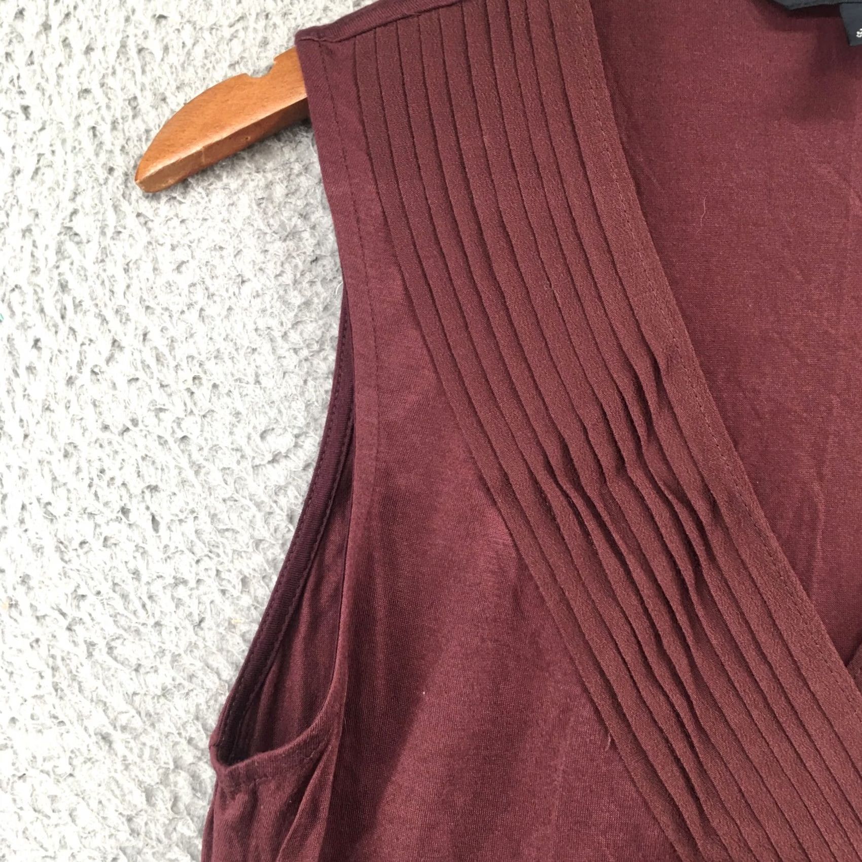 Banana Republic Banana Republic Blouse Shirt Tunic Womens XS Burgundy Sleeveless V-Neck Pleated Front Size XS / US 0-2 / IT 36-38 - 4 Thumbnail
