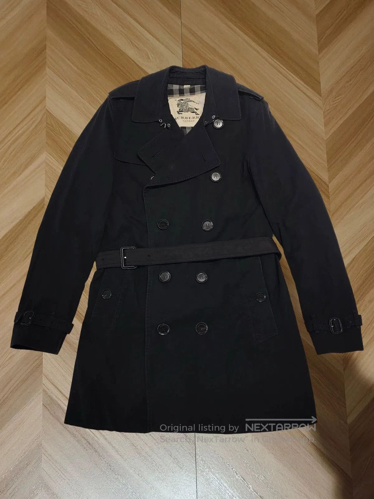 burberry kensington trench coat in black.