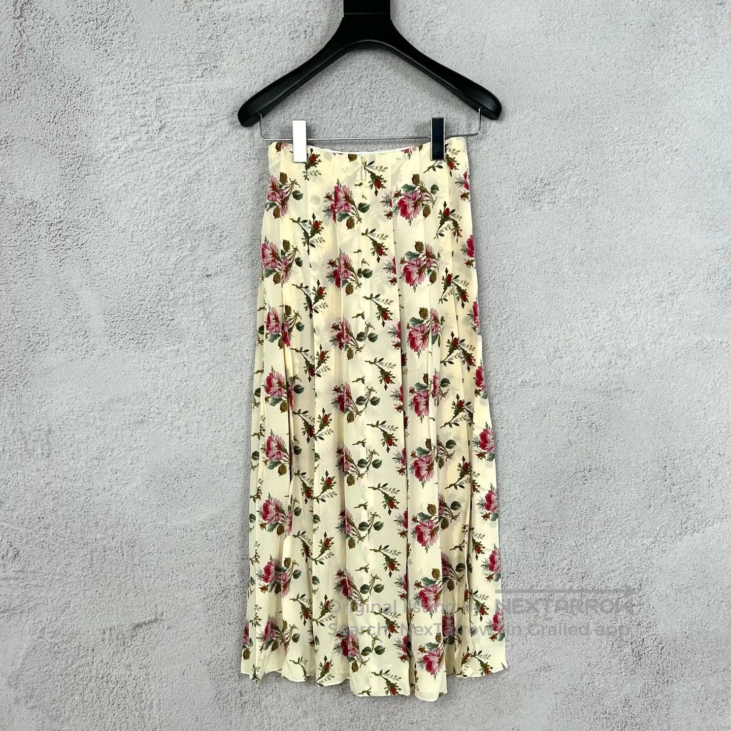 Gucci Guicci Sand Beach Resort Style Floral Pattern Half-Length Size 37" - 2 Thumbnail