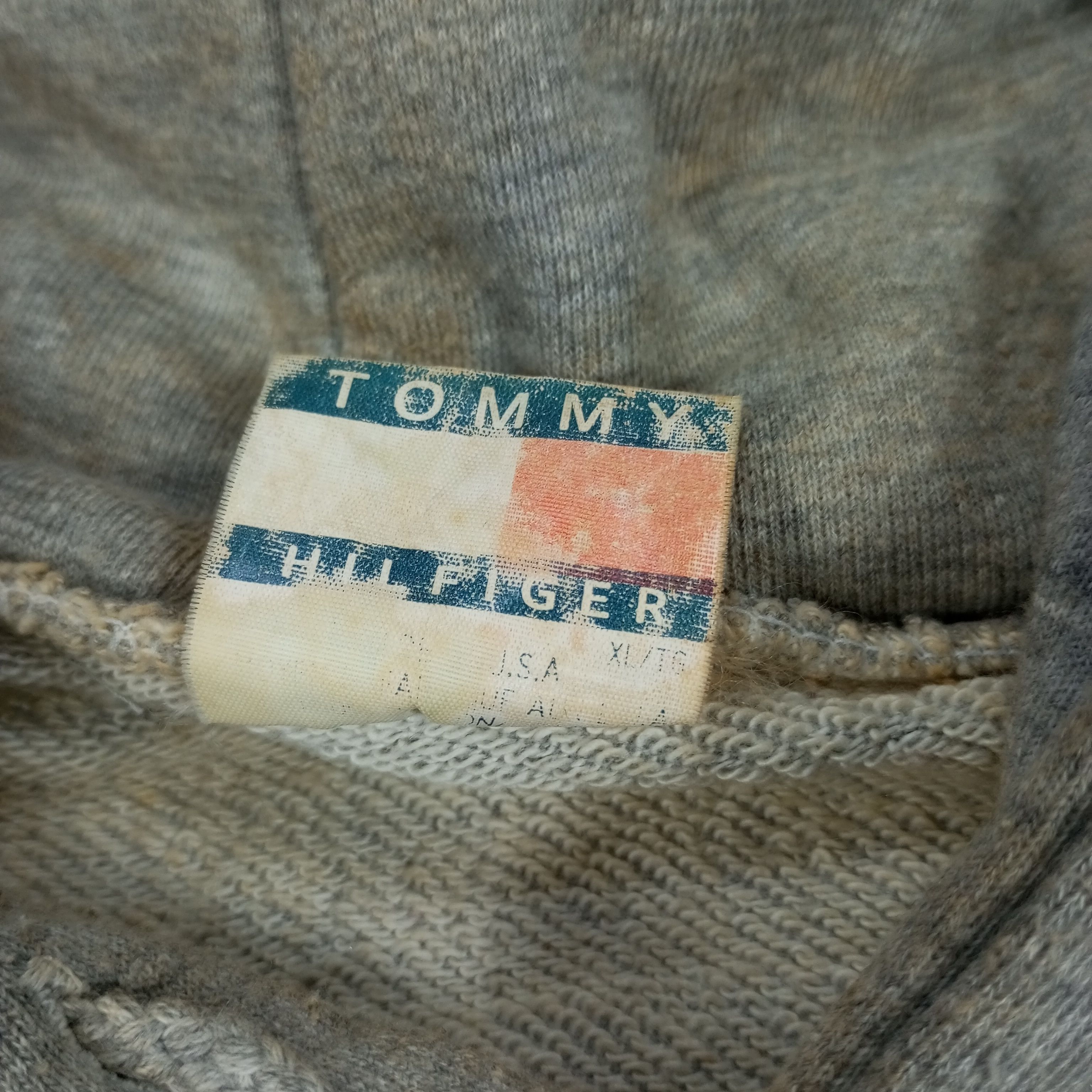 Tommy Hilfiger × Vintage Tommy Hilfiger Center Logo Design Hoodies Size US L / EU 52-54 / 3 - 9 Thumbnail