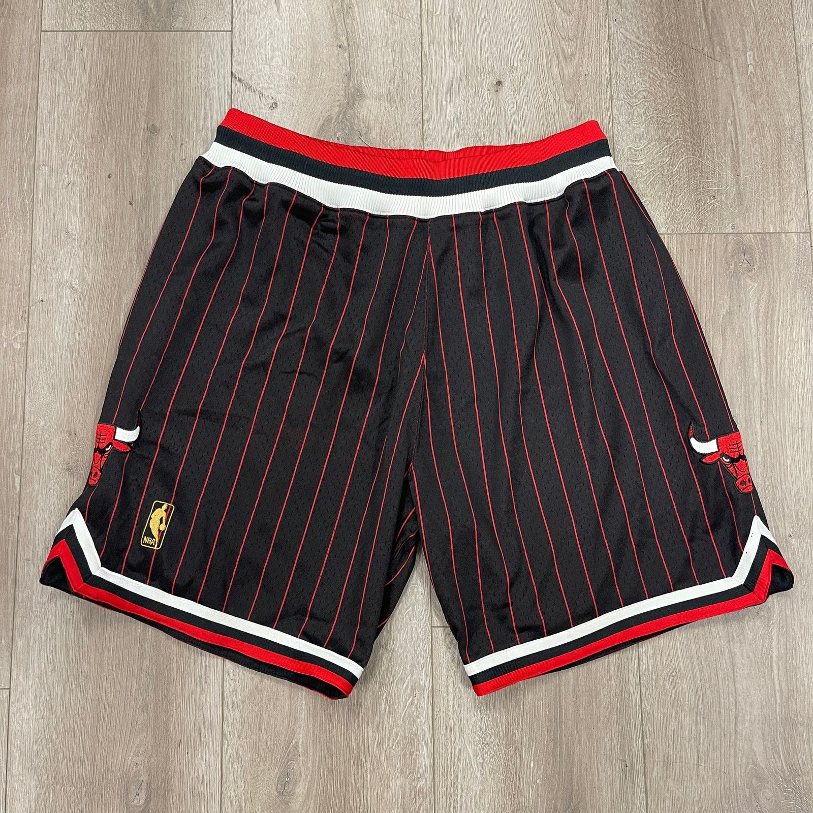 Mitchell & Ness Chicago Bulls 1996-97 black shorts Large L
