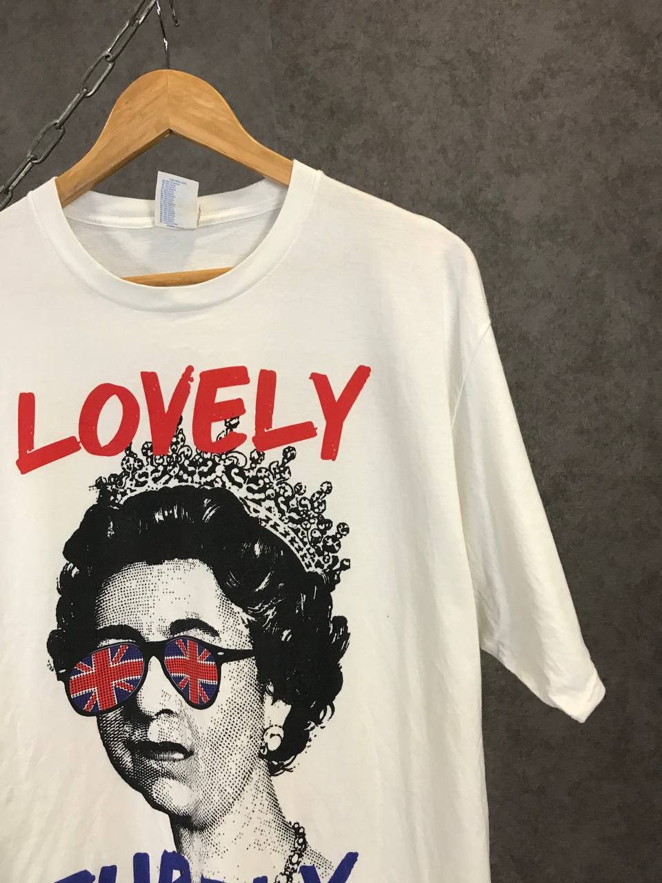Vintage Queen Elizabeth II humor vintage tee Size US XL / EU 56 / 4 - 2 Thumbnail