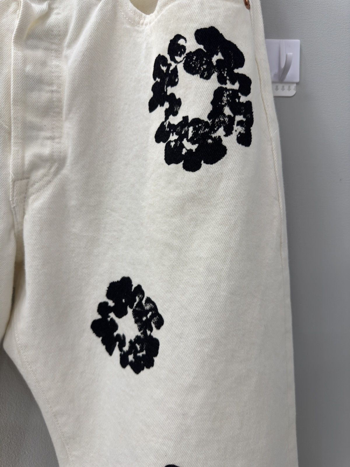 DENIM TEARS × Levi's Denim Tears Levi White Black Floral Jeans Size US 33 - 3 Thumbnail