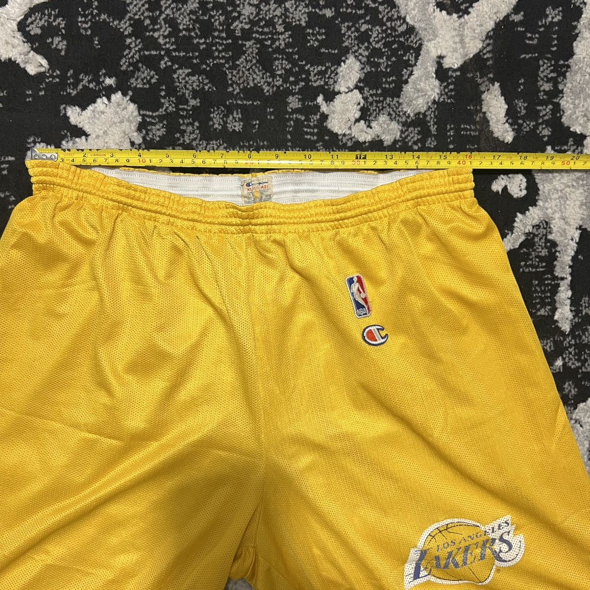 Champion Vintage 90s LA Los Angeles Lakers Champion NBA Team Shorts Size US 32 / EU 48 - 4 Thumbnail
