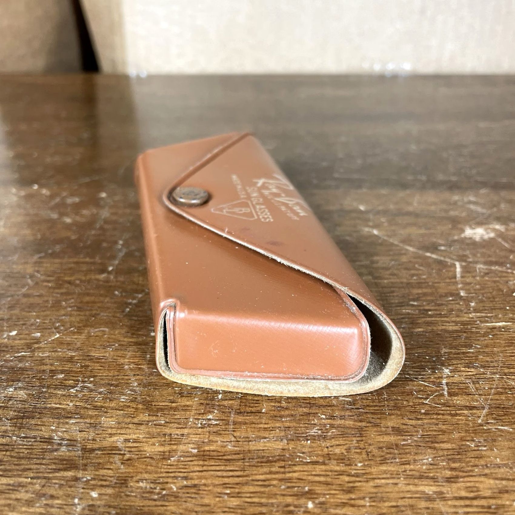 Vintage VINTAGE Ray-Ban Sunglasses Clip On Case Belt Vinyl WWII Military/Landgirl Gold Unisex Adult 1950s 1940s Bausch & Lomb Size ONE SIZE - 5 Thumbnail