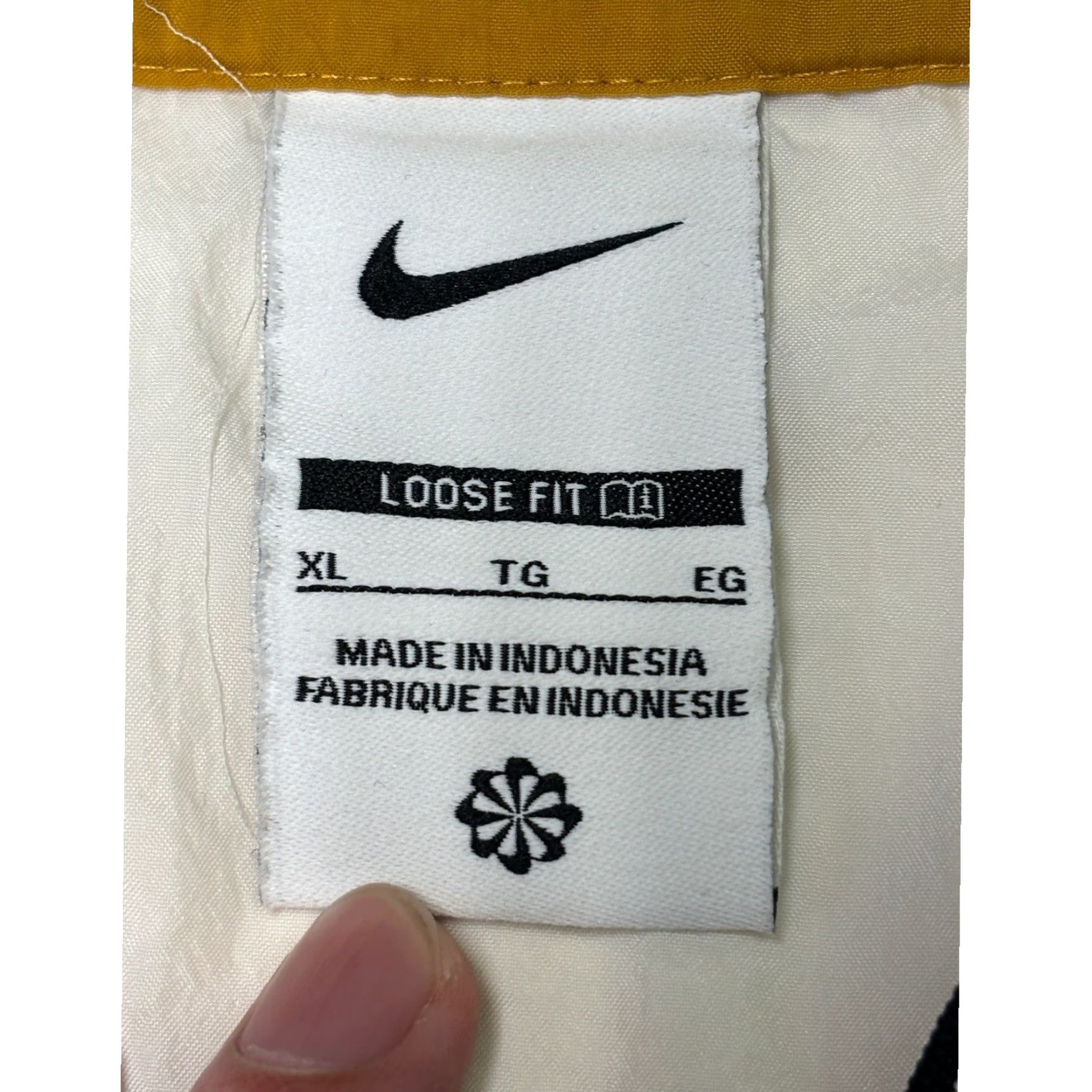 Nike Nike FC White Nylon Pullover Track Jacket XL Unisex Adults Loose Fit Windbreaker Jacket Size US XL / EU 56 / 4 - 4 Thumbnail