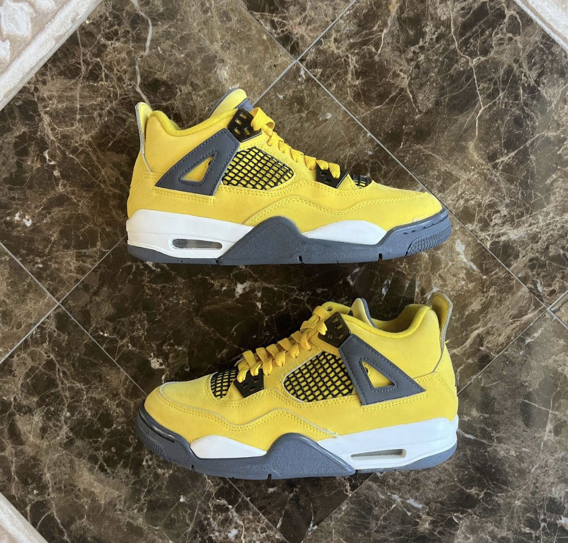 Jordan Brand Air Jordan 4 Retro GS “Lightning” 2021 size 5.5Y Size US 5.5 / EU 38 - 2 Thumbnail