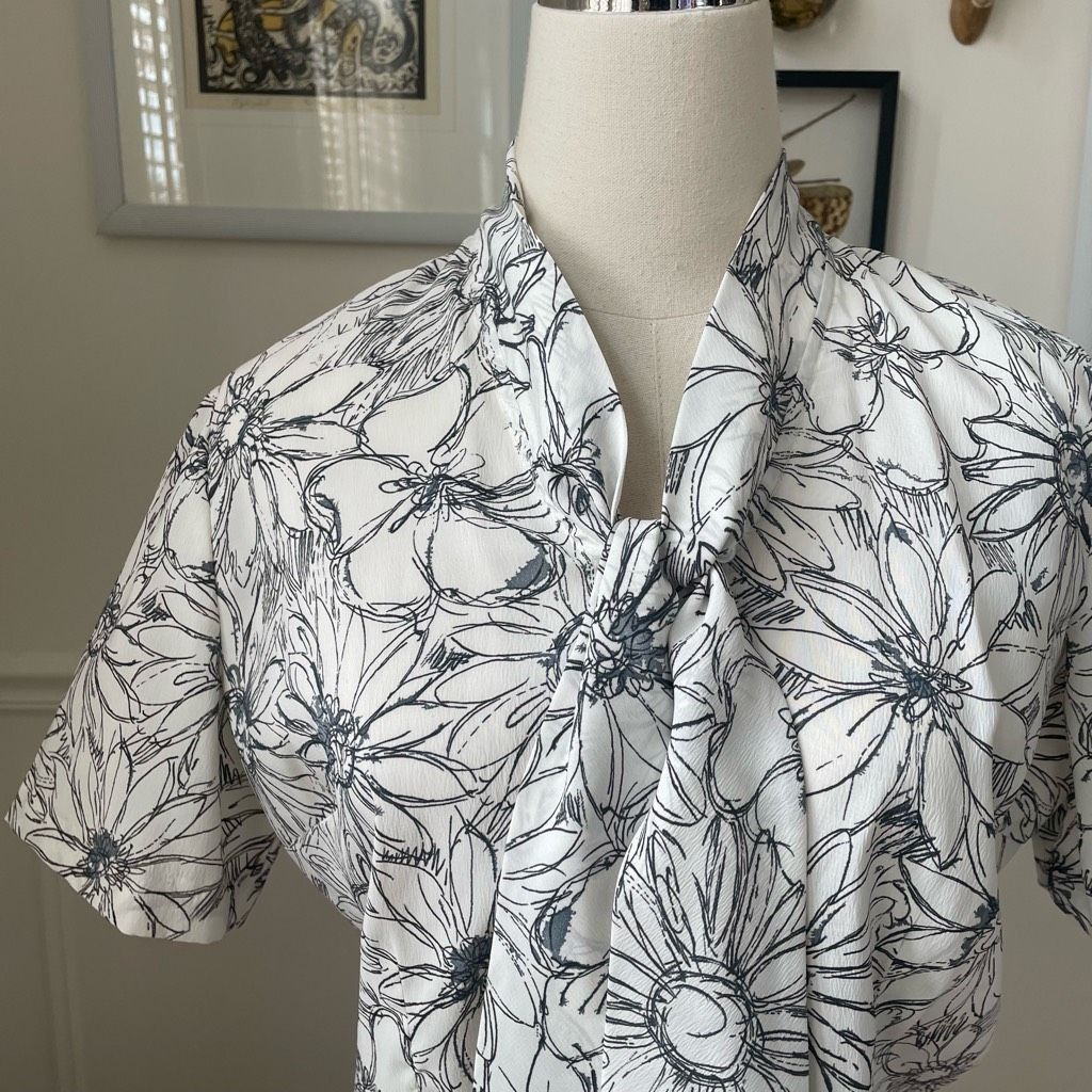 Vintage Vintage 70s Cropped Sketch Floral Black Grey Neck Tie Blouse Size S / US 4 / IT 40 - 2 Thumbnail