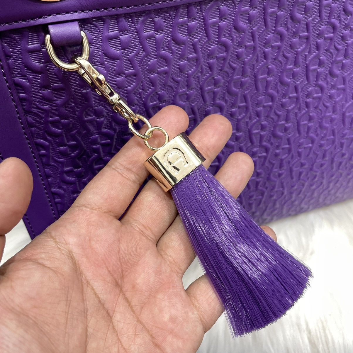 Aigner Authentic AIGNER Embossed Leather Handbag/ Shoulder Bag Size ONE SIZE - 4 Thumbnail