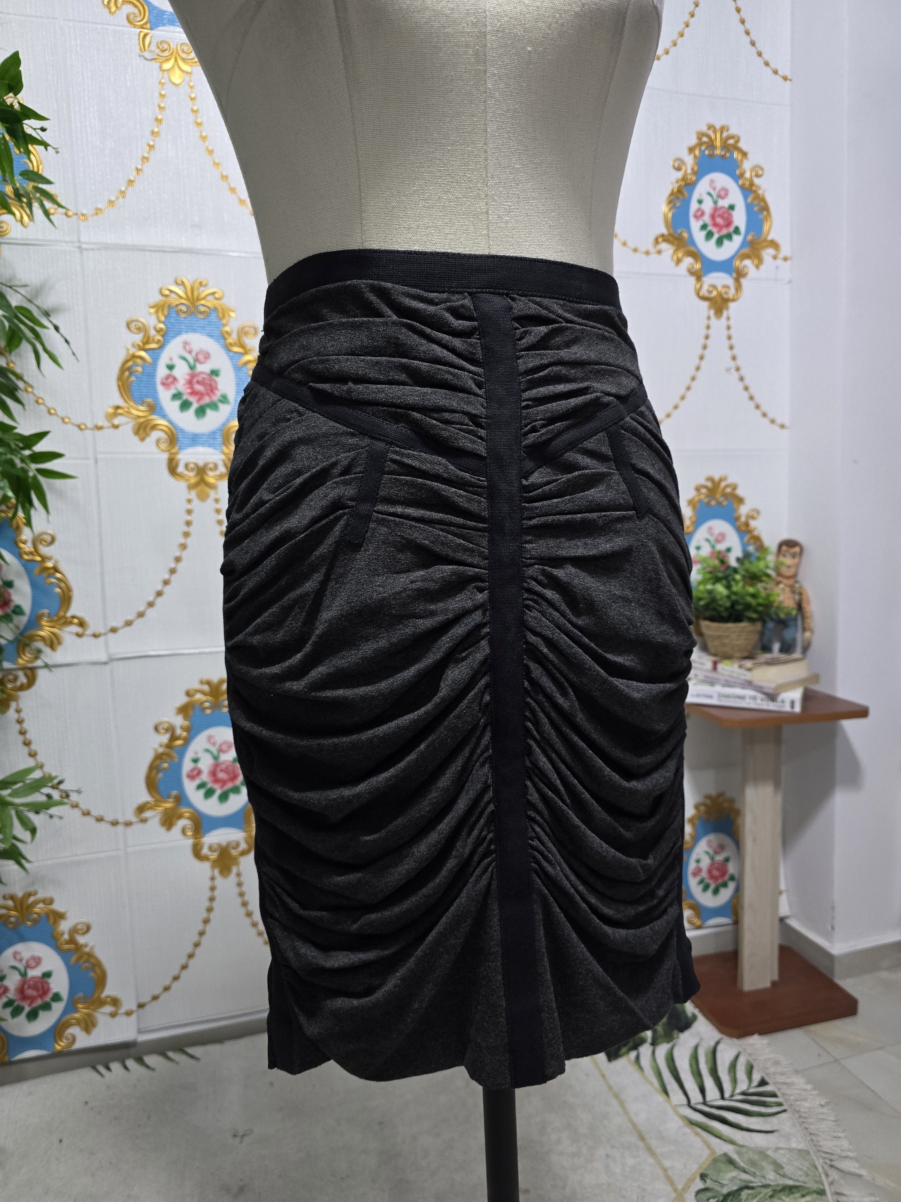 Dolce & Gabbana DOLCE & GABBANA Grey & Black Rushed Shear Back Fitted Skirt Size 28" / US 6 / IT 42 - 2 Thumbnail