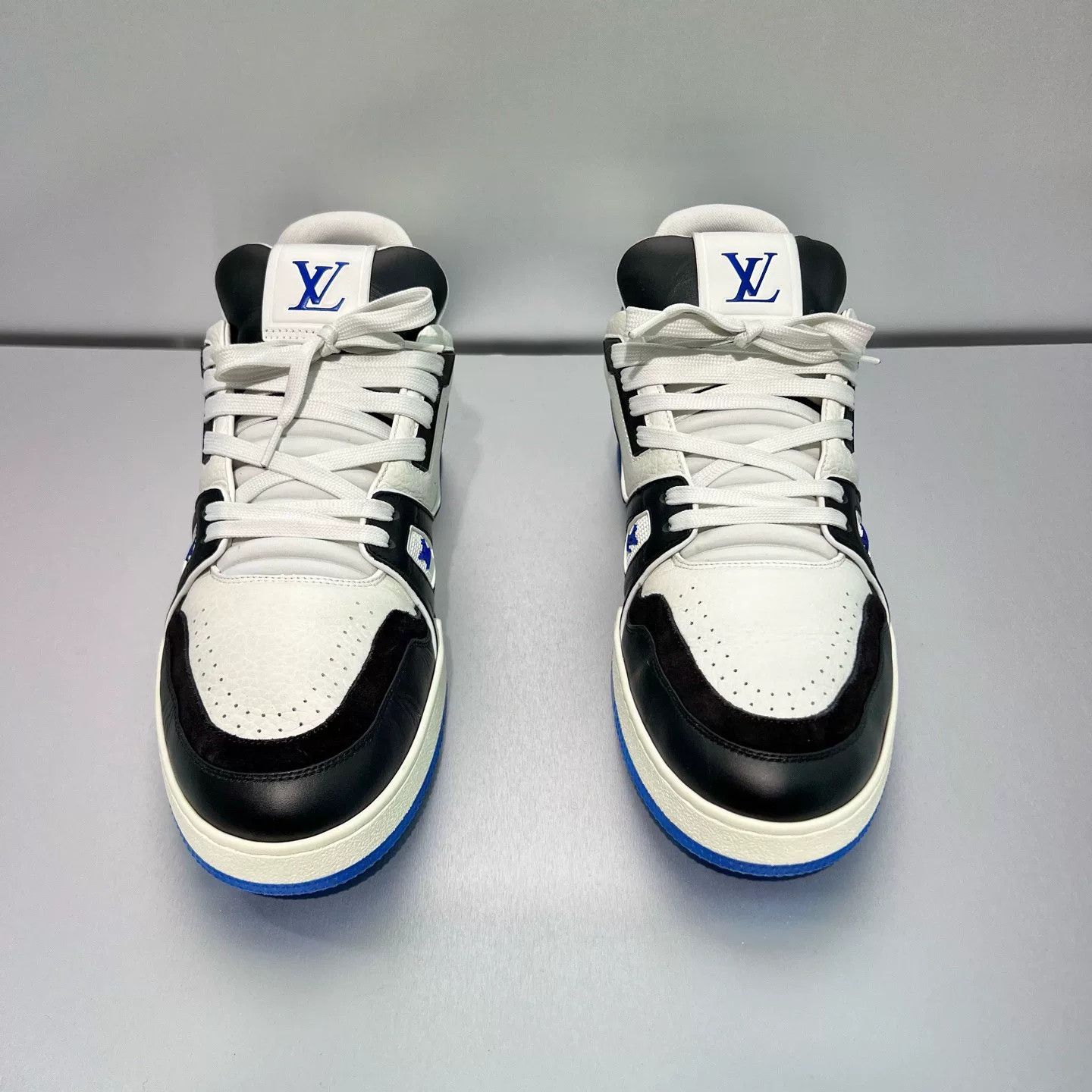 Louis Vuitton louis vuitton trainer sneakers in black and white Size US 9 / EU 42 - 2 Thumbnail