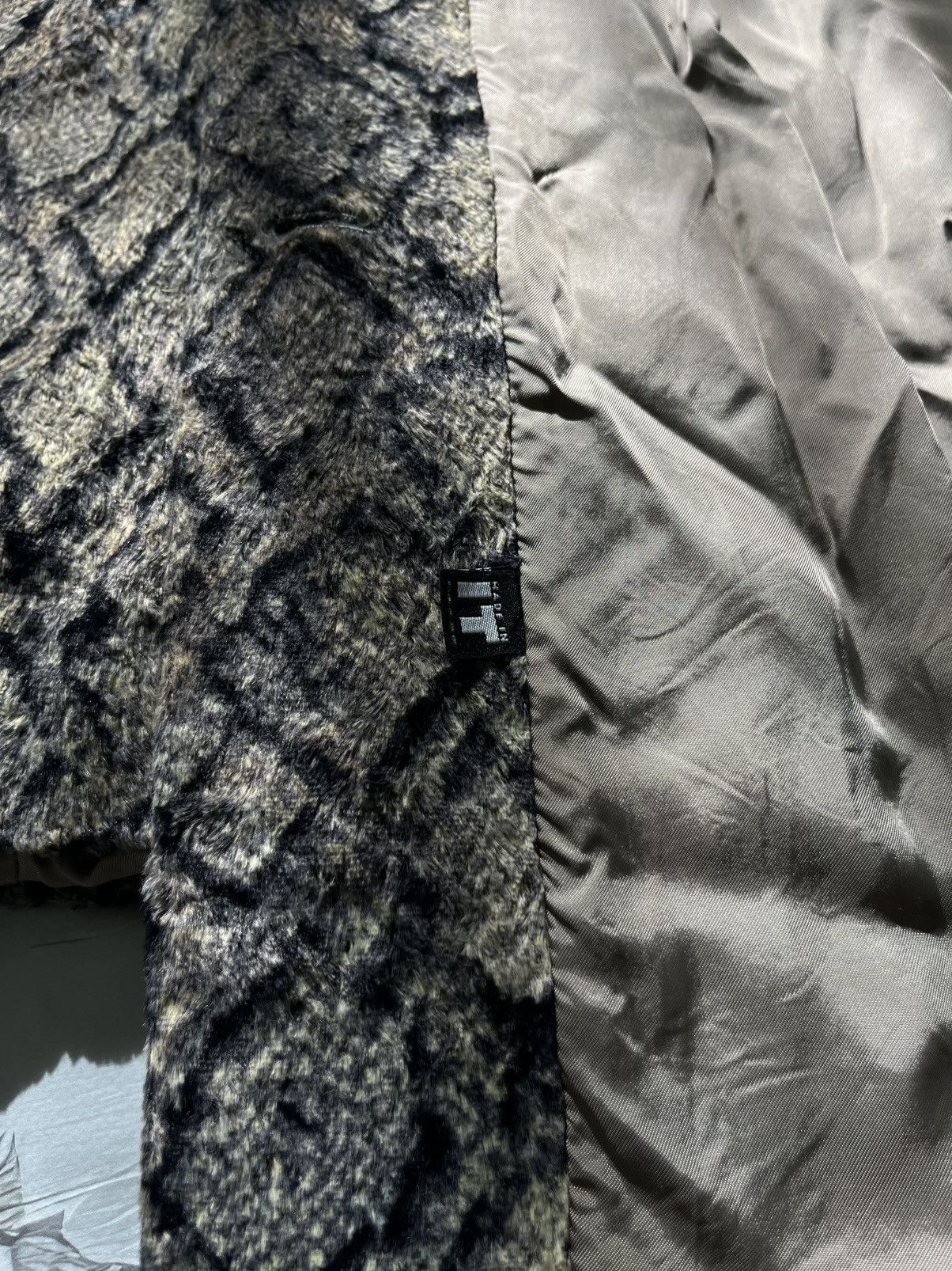Versace Jeans Couture Versace Jeans Couture Python Fur Coat Archival Clothing Rare Size L / US 10 / IT 46 - 8 Thumbnail