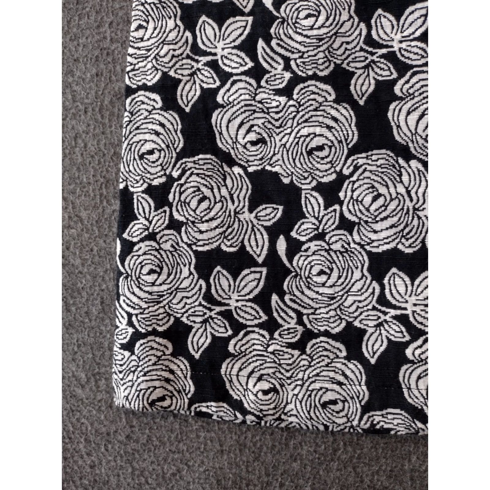 Forever 21 FOREVER 21 Black & White Rose Floral A-Line Mini Skirt Women's L Size 36" / US 14 / IT 50 - 7 Thumbnail