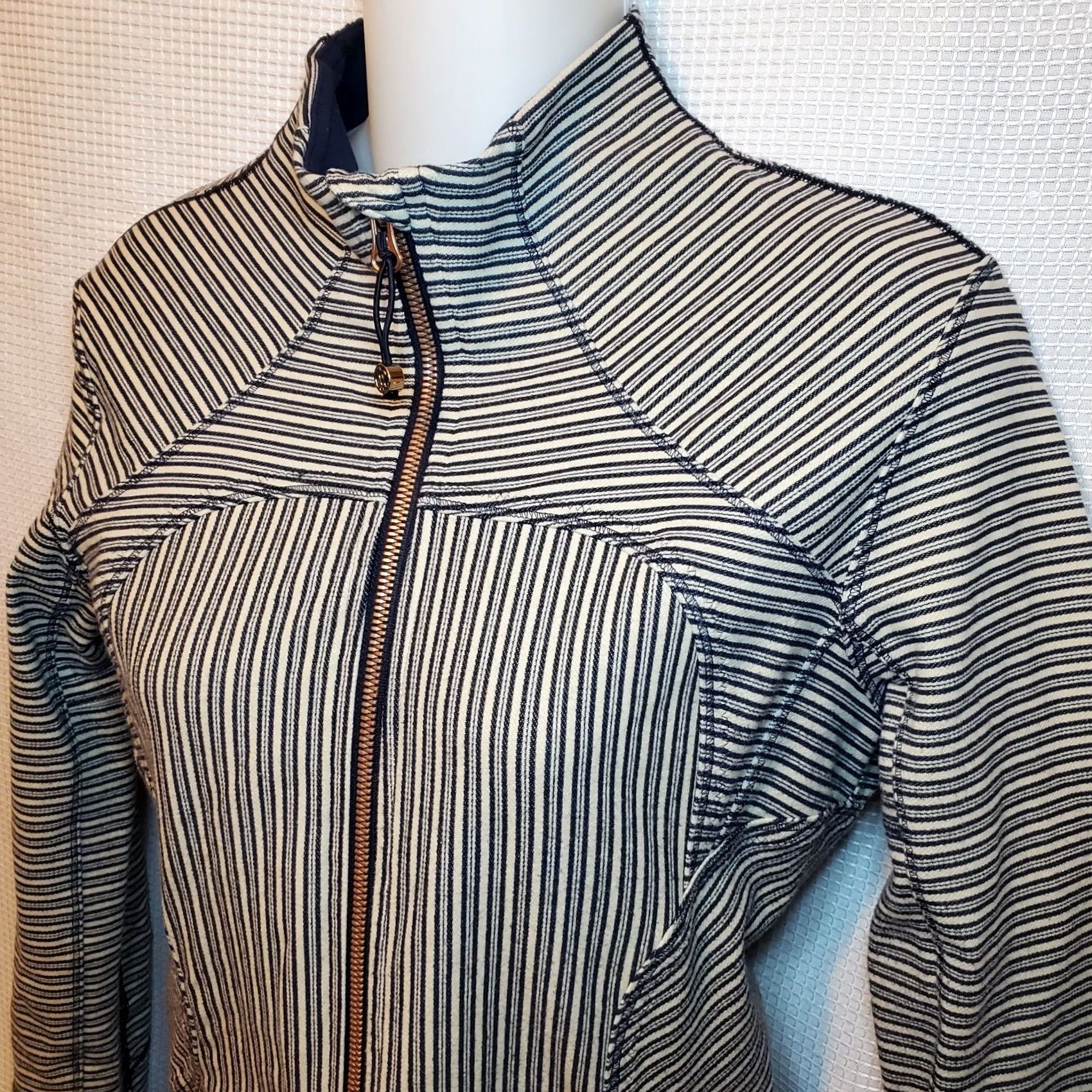 Lululemon Lululemon Womens Jacket Forme Navy Blue Stripes Rose Gold Zip Stretch Sz 6 Size M / US 6-8 / IT 42-44 - 2 Thumbnail