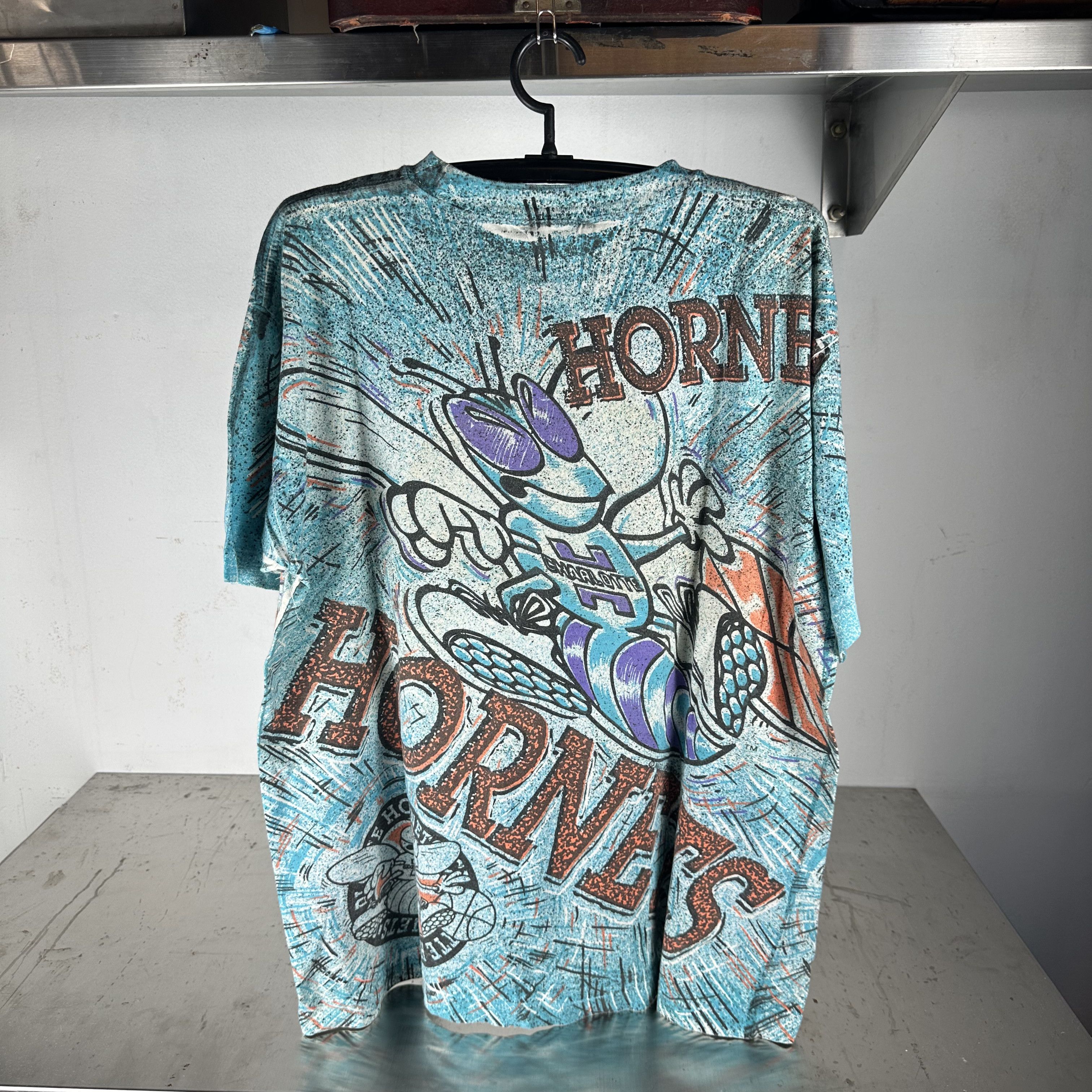 Vintage ​​​90s Charlotte Hornets All Over Print NBA AOP T-shirt Size US L / EU 52-54 / 3 - 3 Thumbnail
