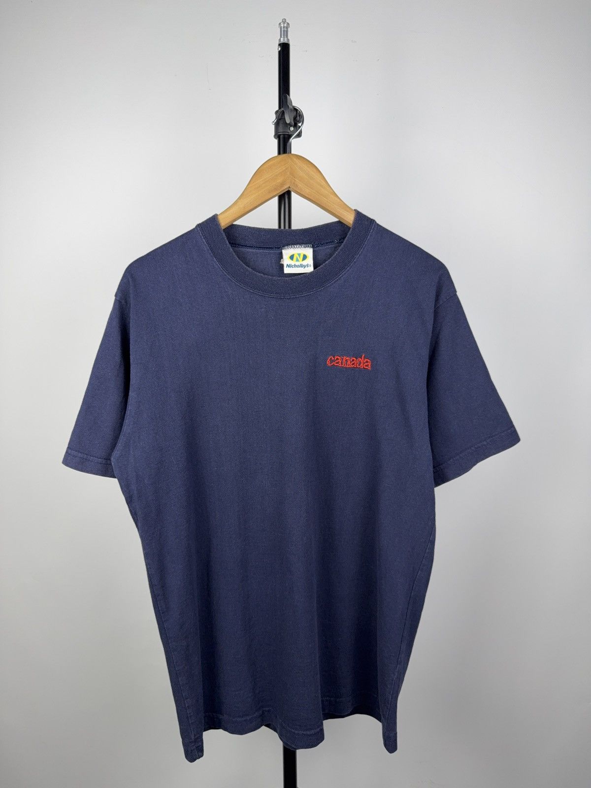 Vintage Vintage 90s Canada Bland Basic Logo Tee Shirt Size US S / EU 44-46 / 1 - 1 Thumbnail