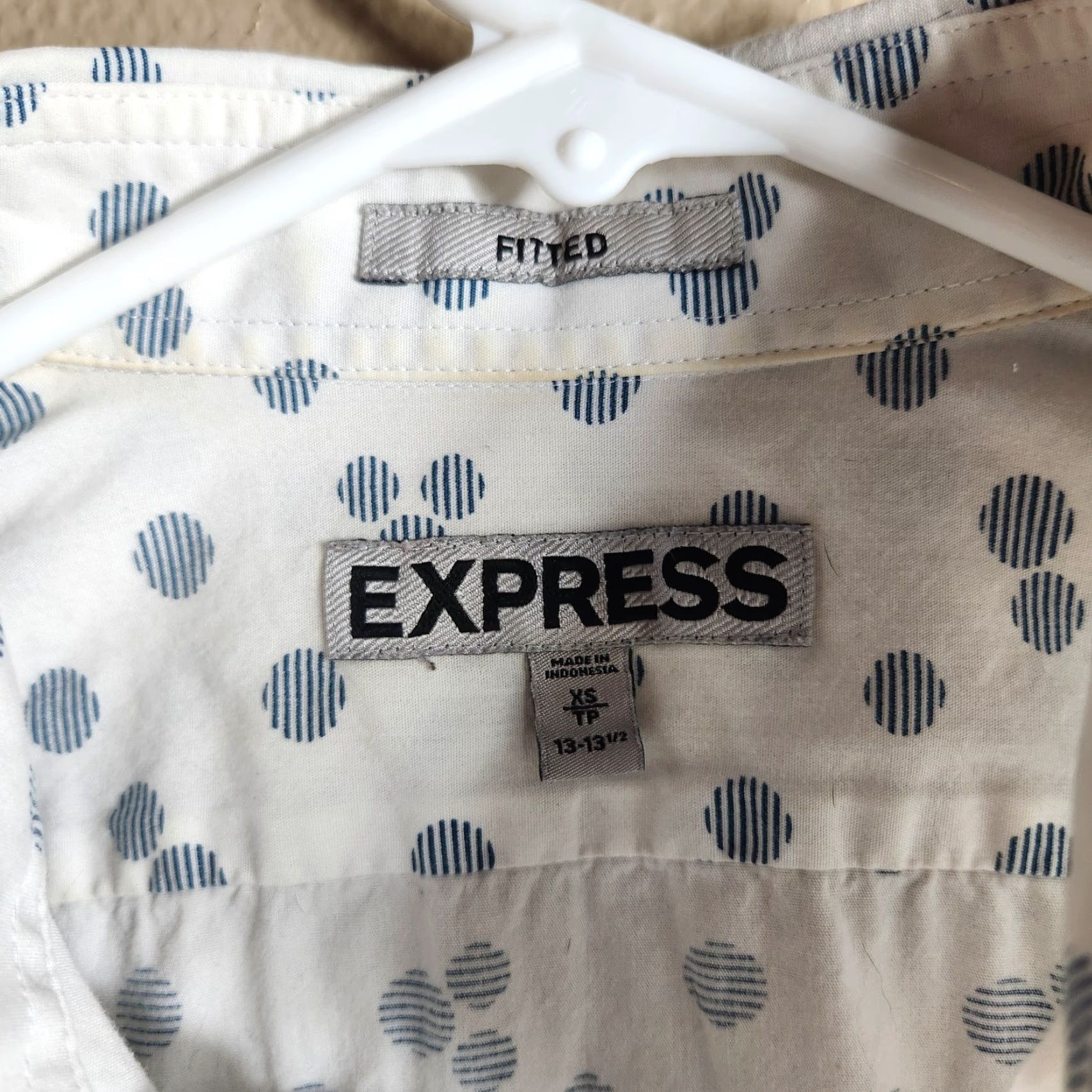 Express Express Womens Shirt |XS| White/Navy Polka Dot Fitted Short Sleeve Buttonfront Shirt Size XS / US 0-2 / IT 36-38 - 2 Thumbnail