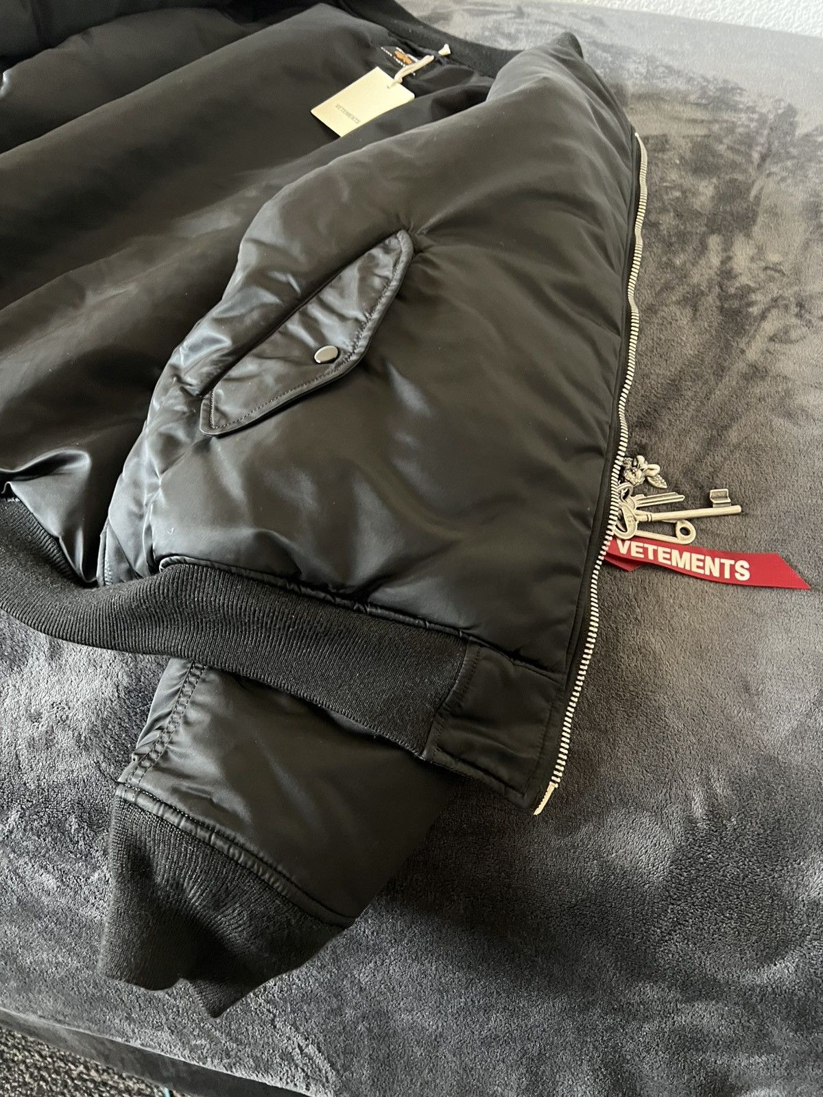 Vetements VETEMENTS FW19 RUNWAY BOMBER Size US XS / EU 42 / 0 - 4 Thumbnail