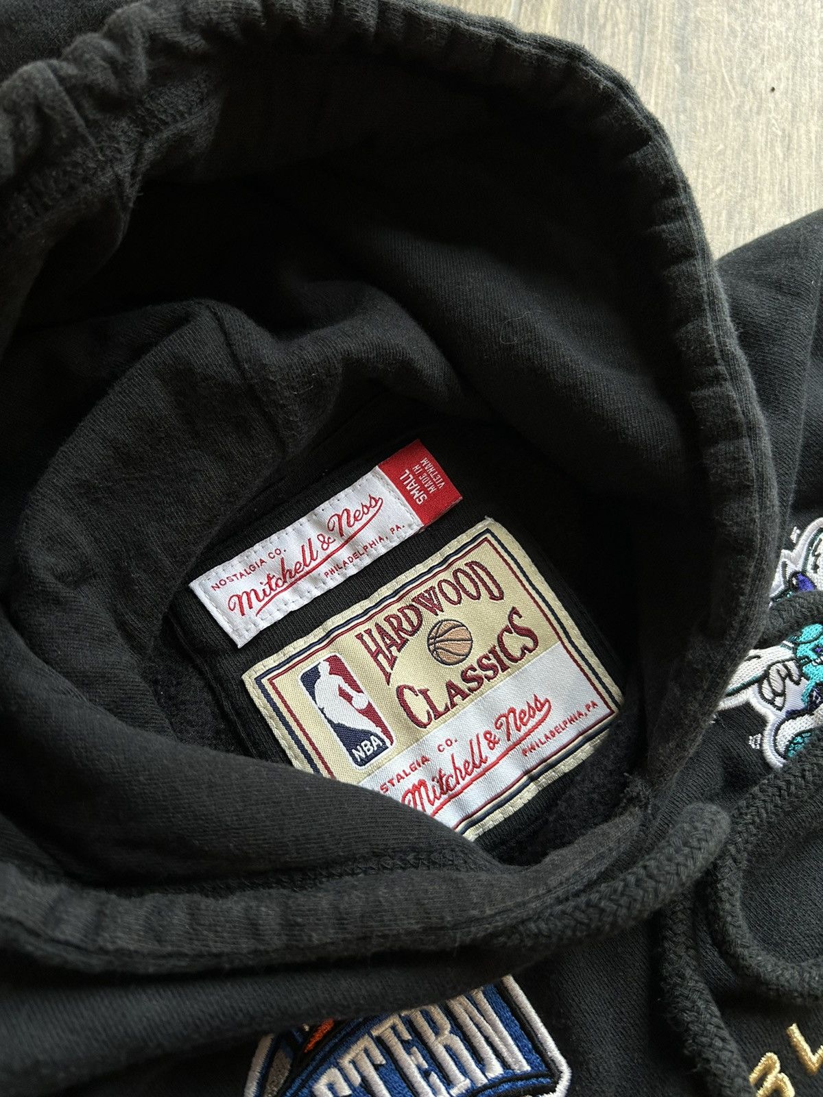 Mitchell & Ness × NBA × Vintage Vintage Charlotte Hornets 🐝 big logo hoodies y2k mens Size US S / EU 44-46 / 1 - 3 Thumbnail