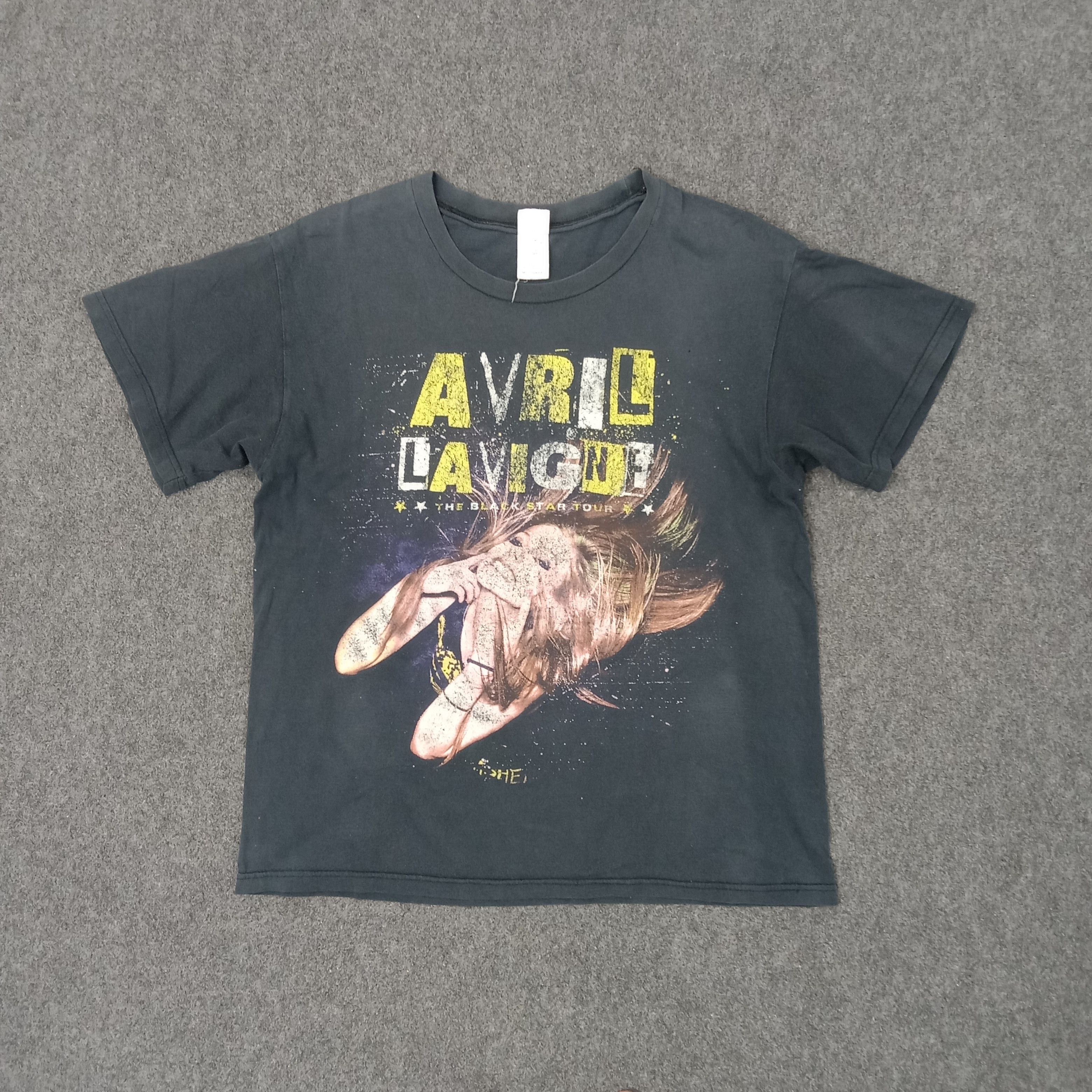 Band Tees Avril Lavigne Pop-Punk Singer Songwriter Tshirt C239N51 Size US M / EU 48-50 / 2 - 1 Thumbnail