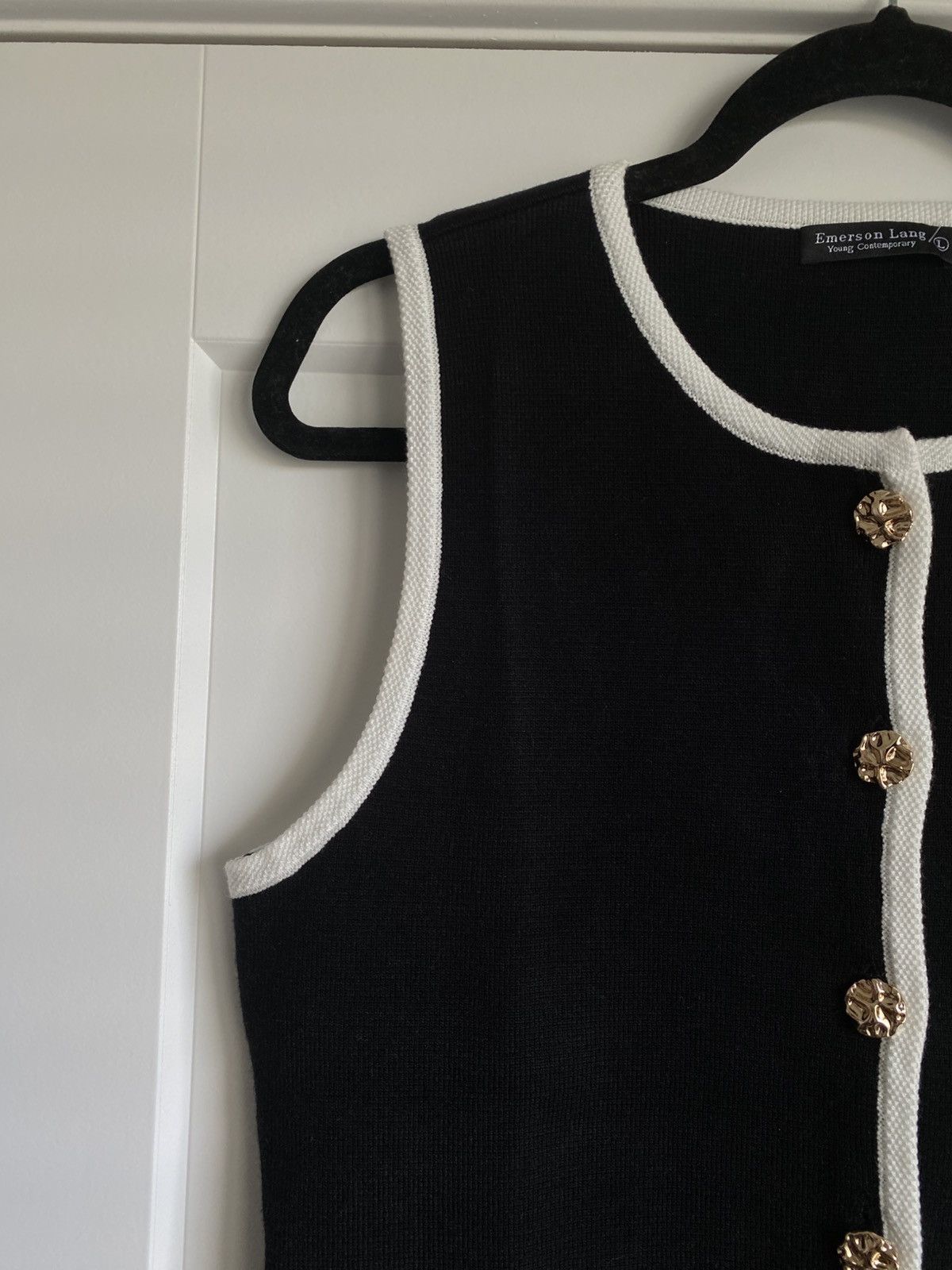 Other Emerson Lang Gold Button Crew Black Sweater Vest Size L NWT Size L / US 10 / IT 46 - 3 Thumbnail