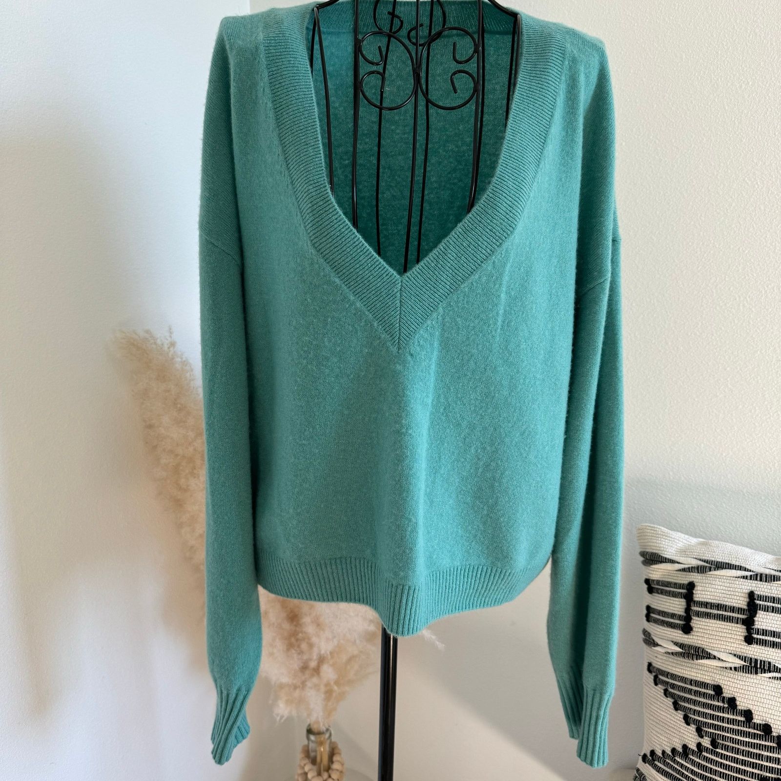INTERMIX Intermix Elroy V-Neck Soft Oversized Cashmere Green Sweater Size XL / US 12-14 / IT 48-50 - 1 Thumbnail