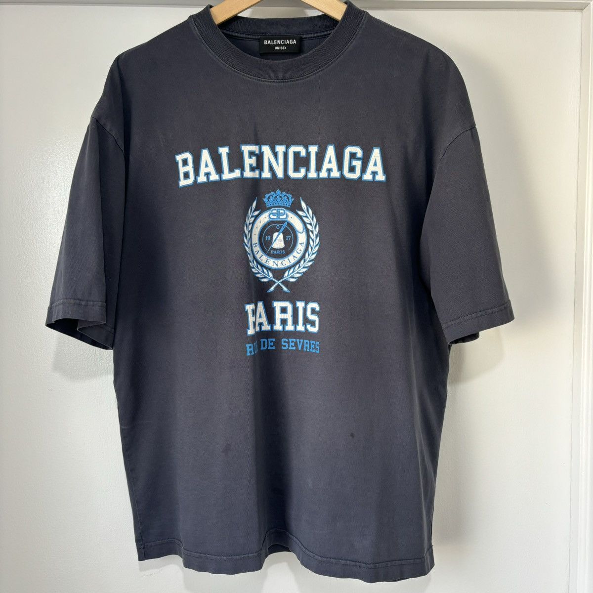 Balenciaga Balenciaga College Crest Tee Size Small fits XL Size US S / EU 44-46 / 1 - 1 Thumbnail