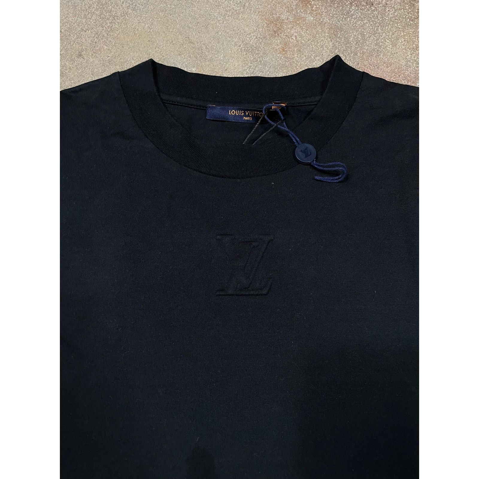 Louis Vuitton LV Tonal Tee Black Medium Used Size US M / EU 48-50 / 2 - 2 Thumbnail