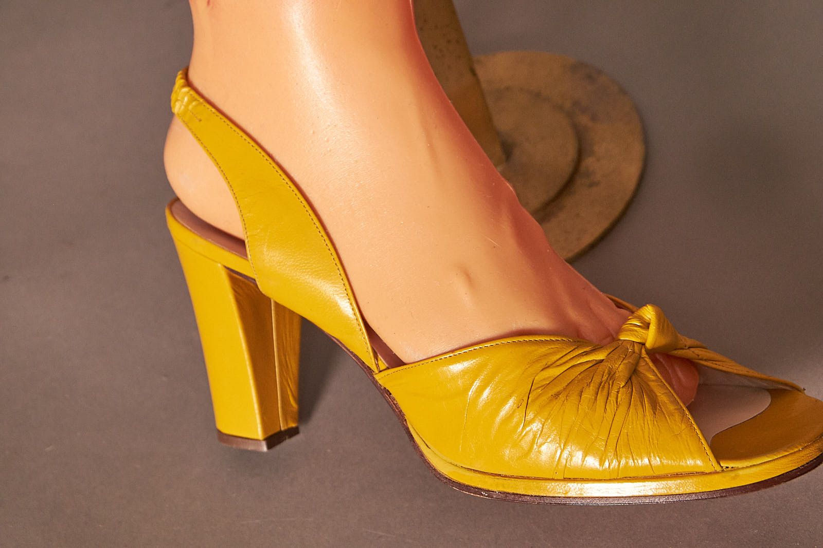Vintage 1970s Larose Golden Block Heels Slingbacks Shoes Size US 8.5 / IT 38.5 - 7 Thumbnail