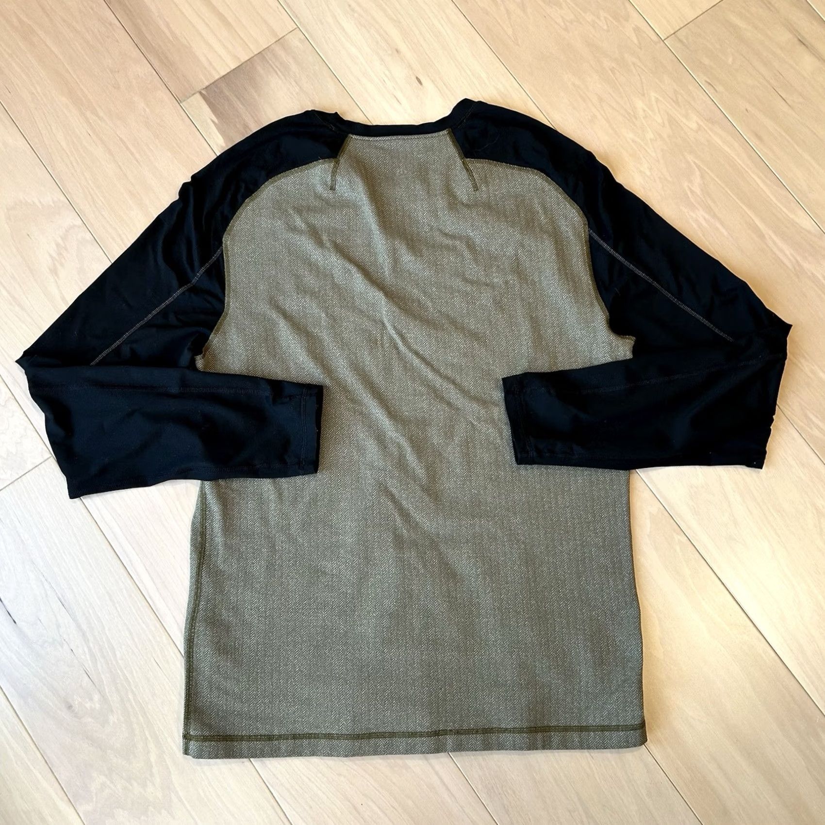 Lululemon VINTAGE Lululemon Surge Warm Crew Shirt Beige W/Black Sleeves Men M | Str Size US M / EU 48-50 / 2 - 4 Thumbnail