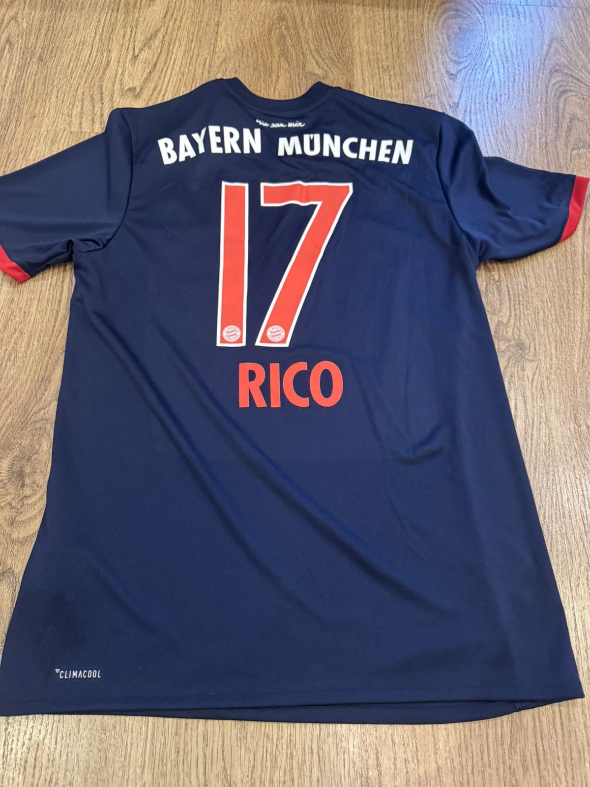 Adidas BAYERN MUNICH 2017 2018 AWAY FOOTBALL SHIRT ADIDAS sz S MEN Size US S / EU 44-46 / 1 - 10 Thumbnail
