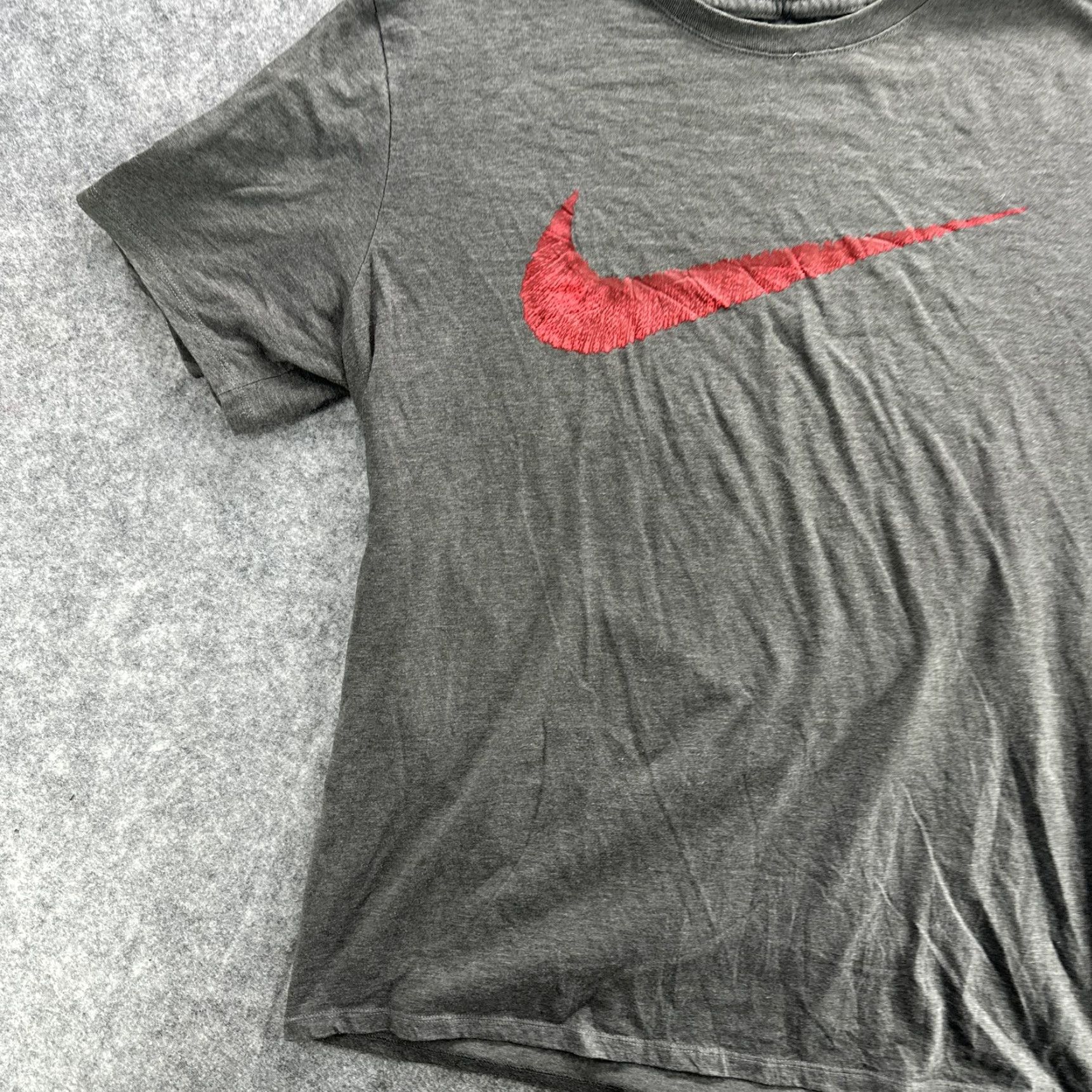 Nike VINTAGE Nike Shirt Mens Extra Large Gray Red Embroidered Swoosh Logo Athletic Cut Size US XL / EU 56 / 4 - 4 Thumbnail