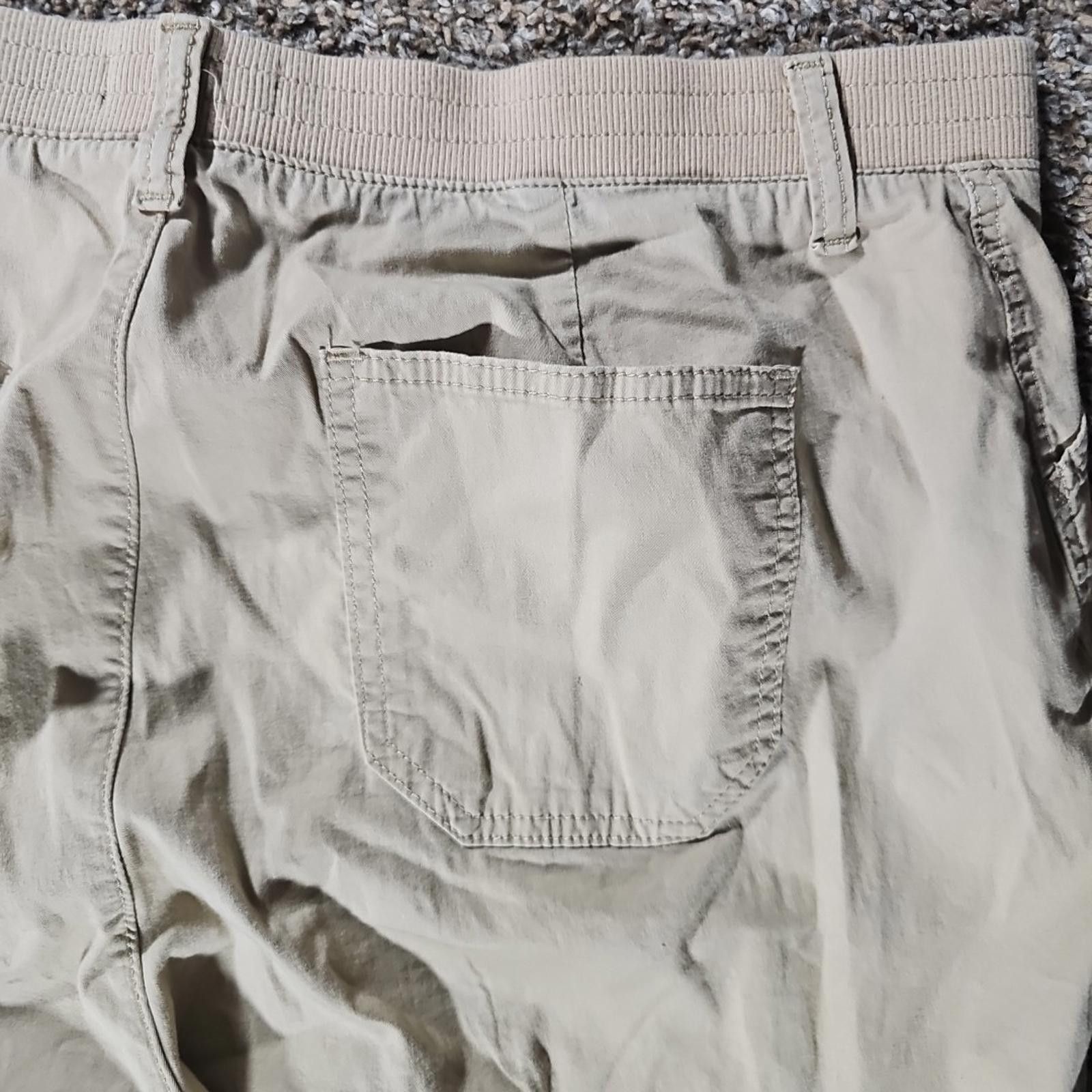 Lee Lee Relaxed Fit Midrise Womans 20W Cuffed Khaki Capris Size 42" / US 20 - 7 Thumbnail