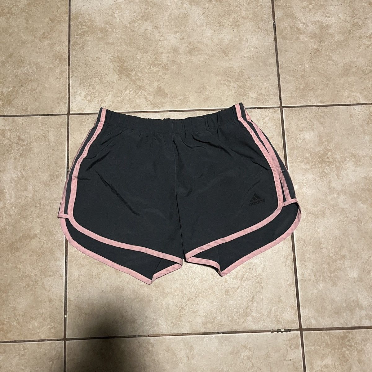 Adidas Adidas Aktiv Against Cancer Running Shorts Size 25" / US 0 / IT 36 - 1 Thumbnail