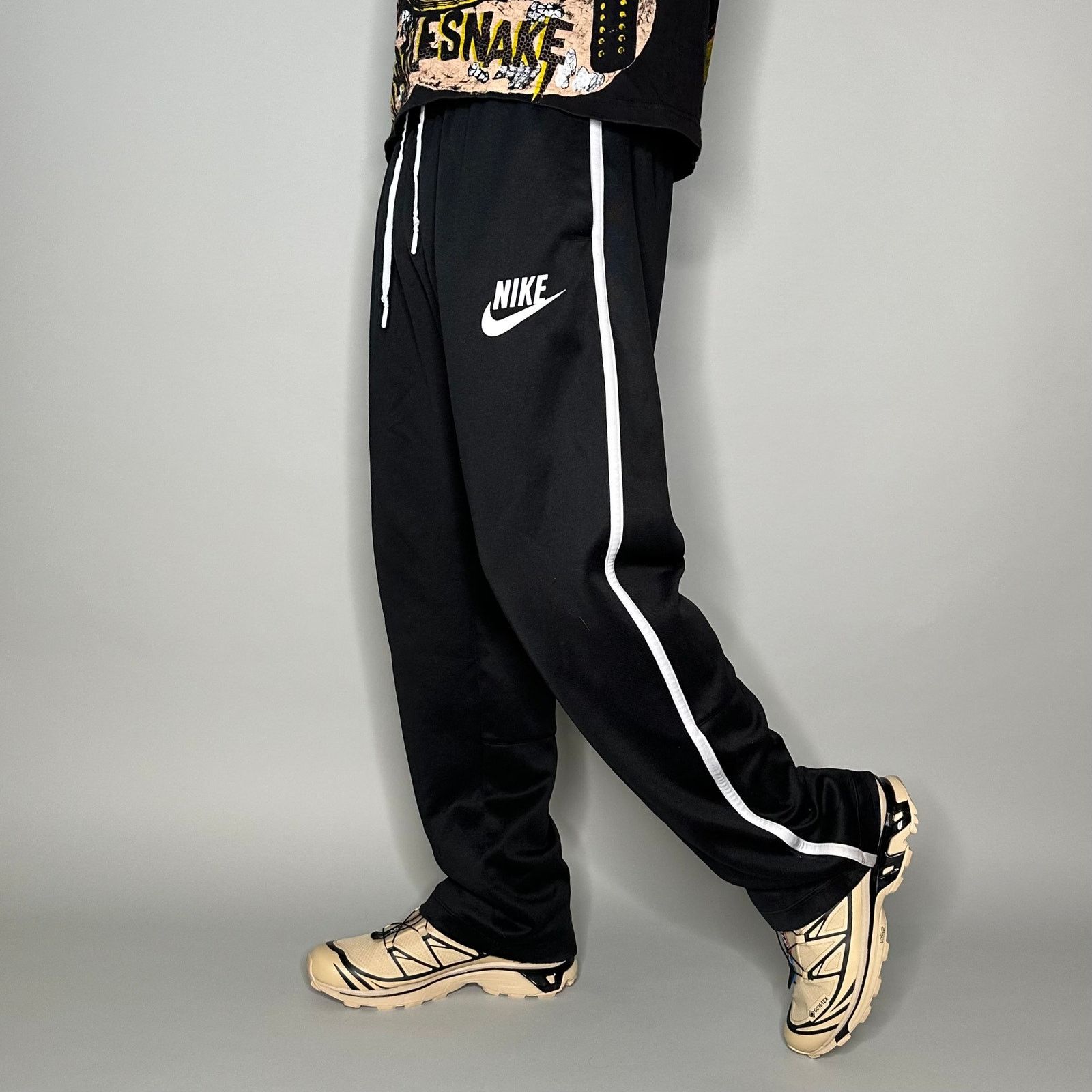 Nike black sweatpants with white stripe hotsell