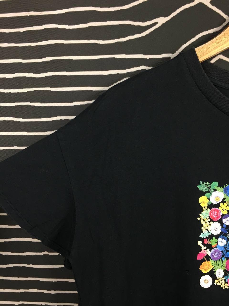 Anna Sui Anna Sui X Uniqlo Colorful Flower Wreath Logo Graphic Tee Size L / US 10 / IT 46 - 4 Thumbnail