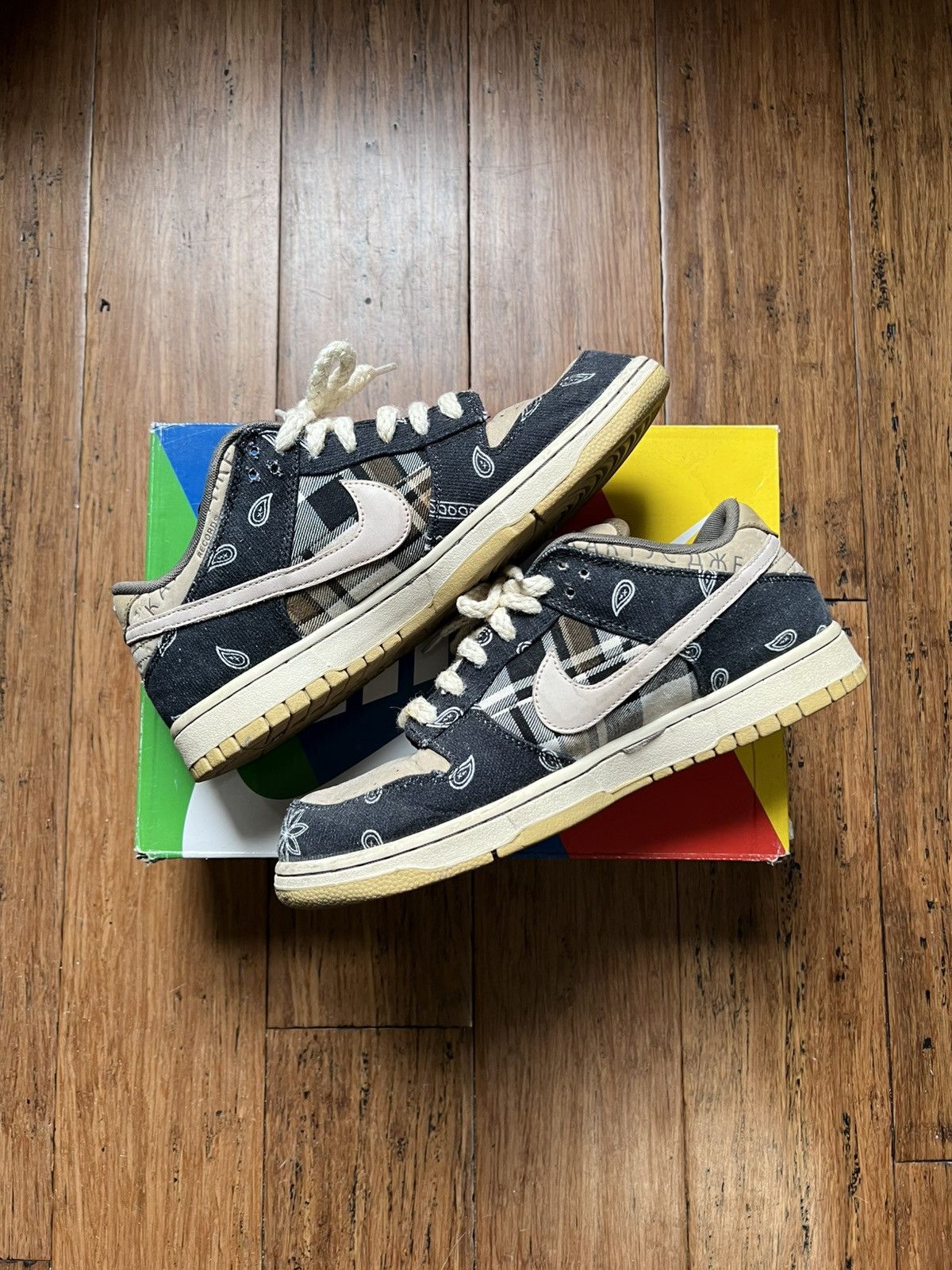 Nike × Travis Scott Travis Scott x Nike SB Dunk Low Size US 9.5 / EU 42-43 - 2 Thumbnail