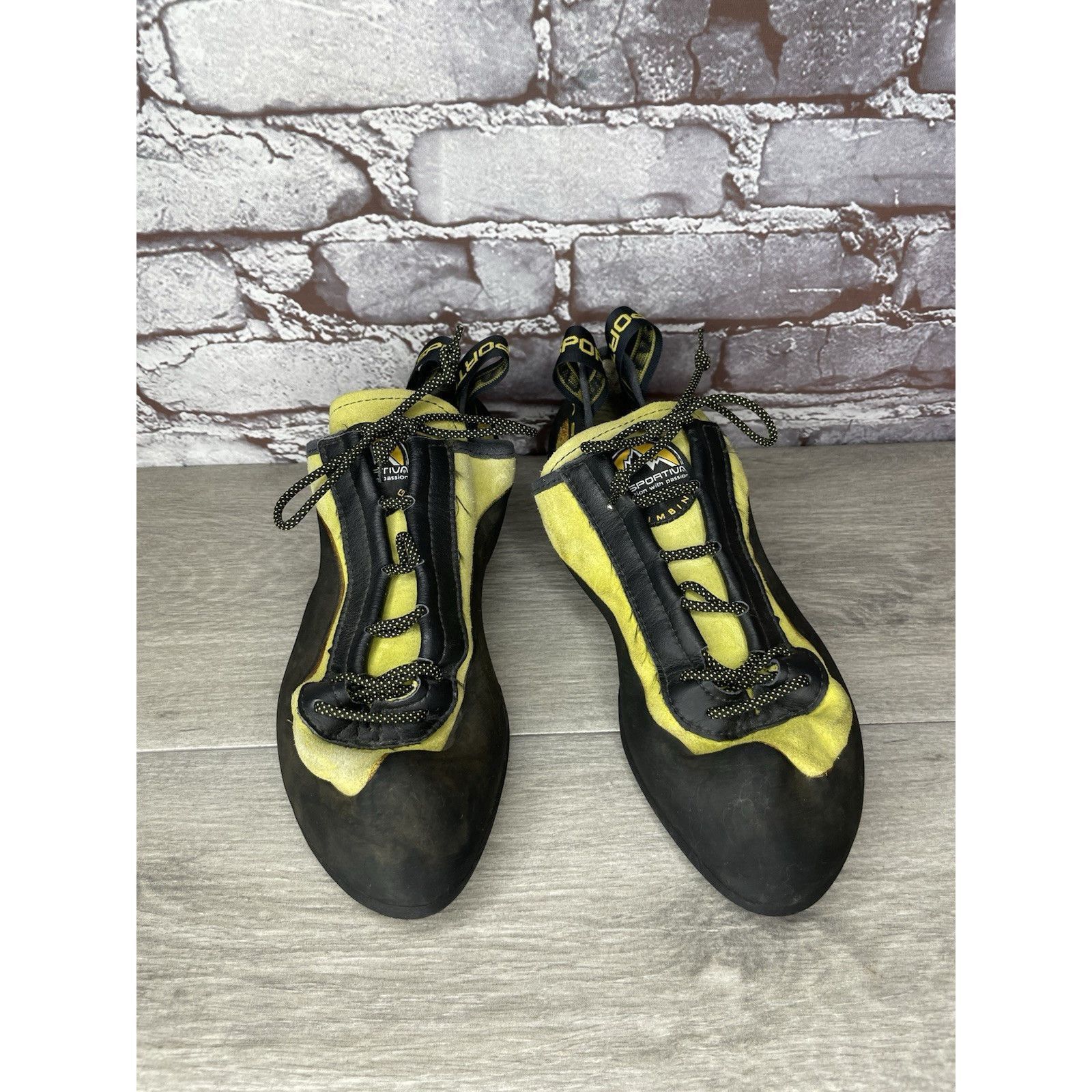 La Sportiva La Sportiva Vibram Miura Black Synthetic Yellow Climbing Sho Size US 10.5 / EU 43-44 - 21 Thumbnail