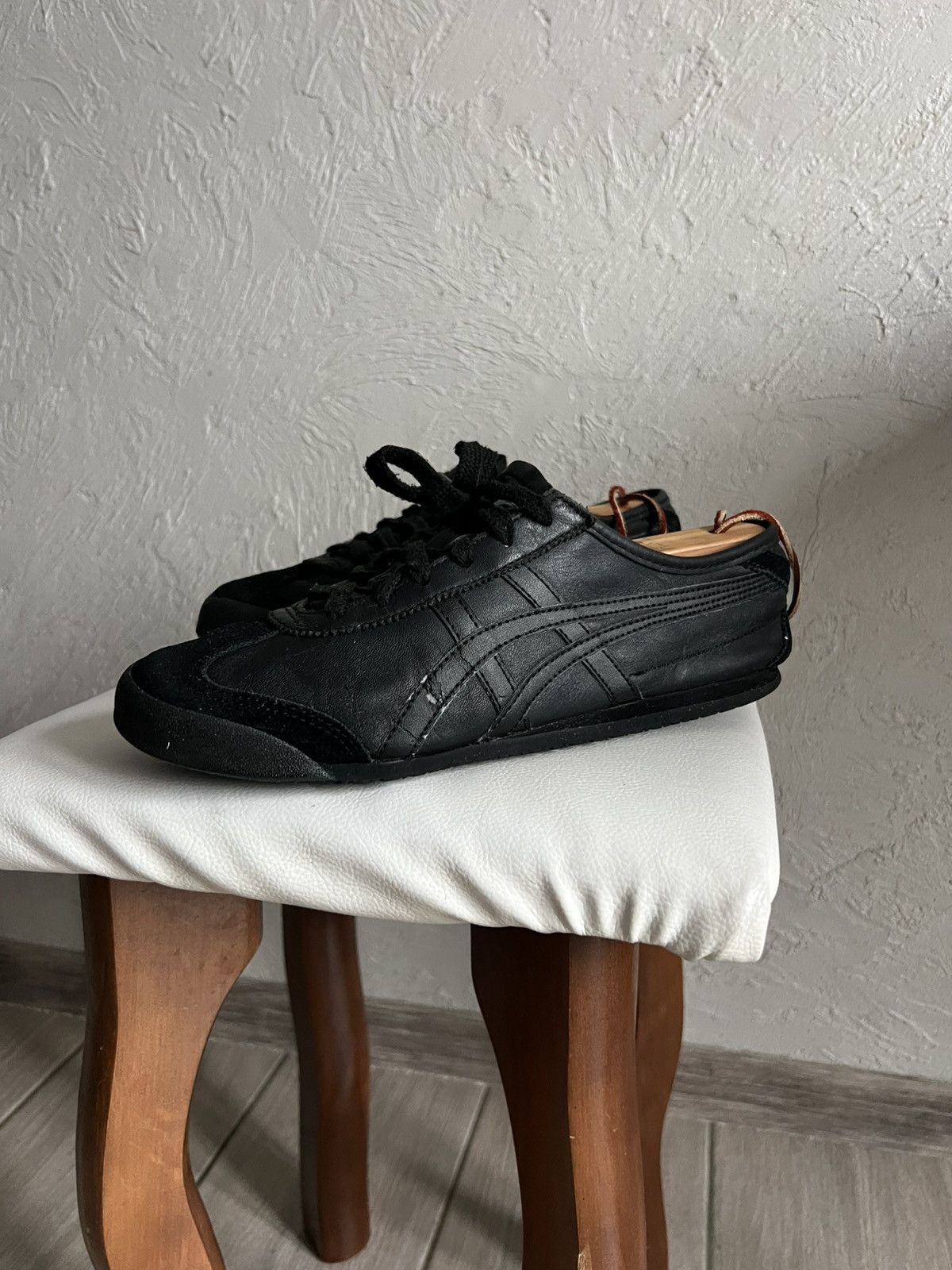 Asics Vintage Asics Onitsuka Tiger Leather Classic Black Sneakers Size US 7 / EU 40 - 20 Thumbnail