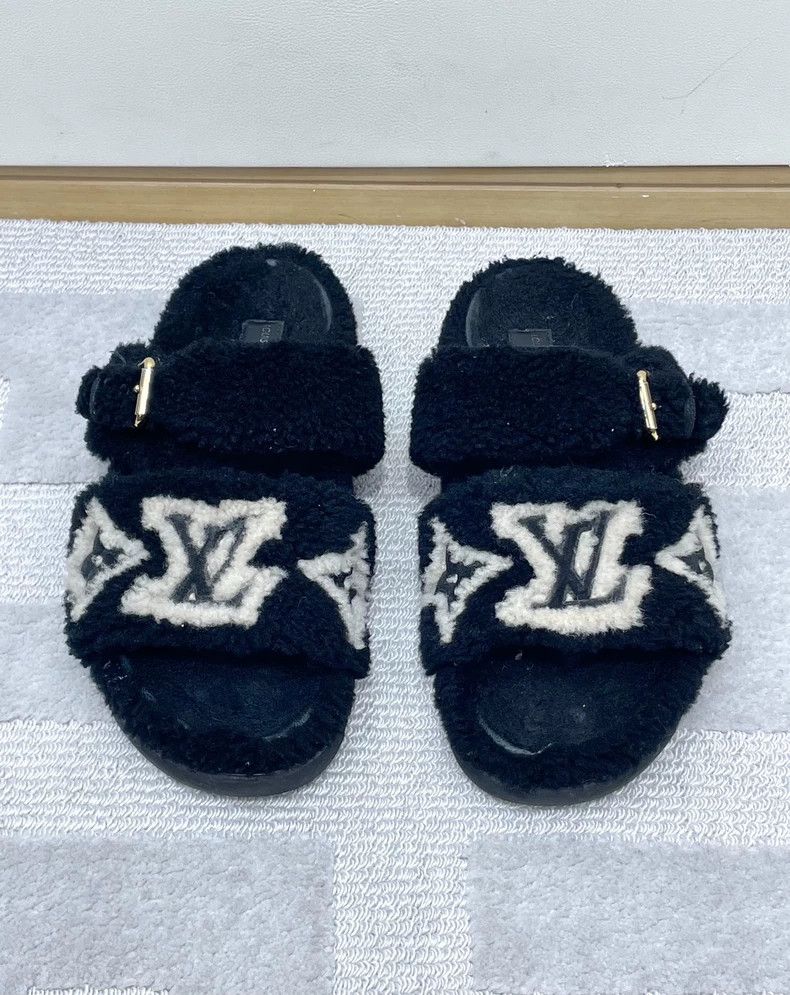 Louis Vuitton Louis Vuitton Black and white teddy furry slippers Size US 7.5 / IT 37.5 - 1 Thumbnail