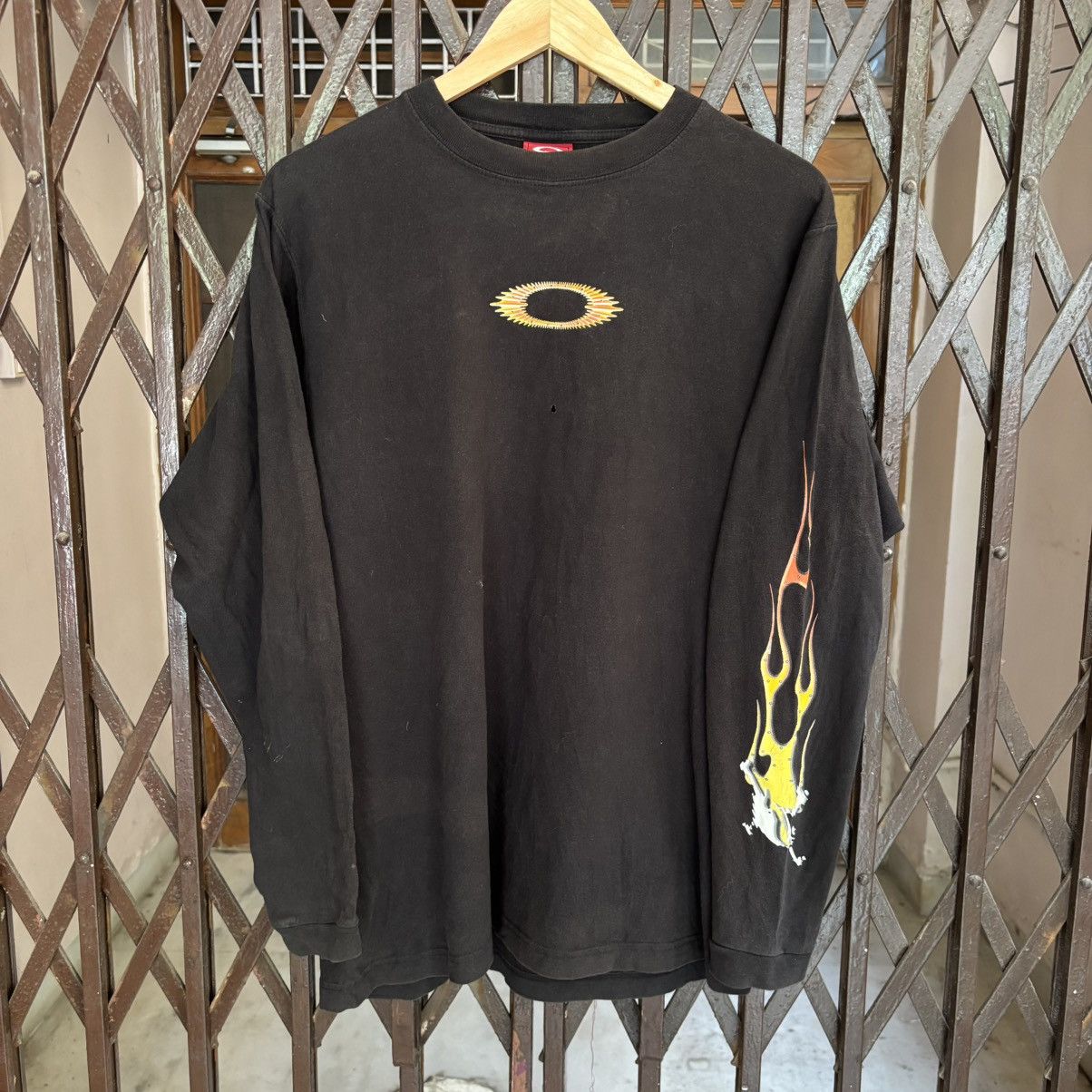 Oakley 🔥Rare🔥 Oakley Software flaming crossbone Long sleeve t shirt Size US M / EU 48-50 / 2 - 2 Thumbnail