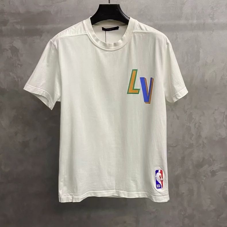 Louis Vuitton LOUIS VUITTON White NBA printed logo short sleeves 2504-Nex Size US M / EU 48-50 / 2 - 1 Thumbnail